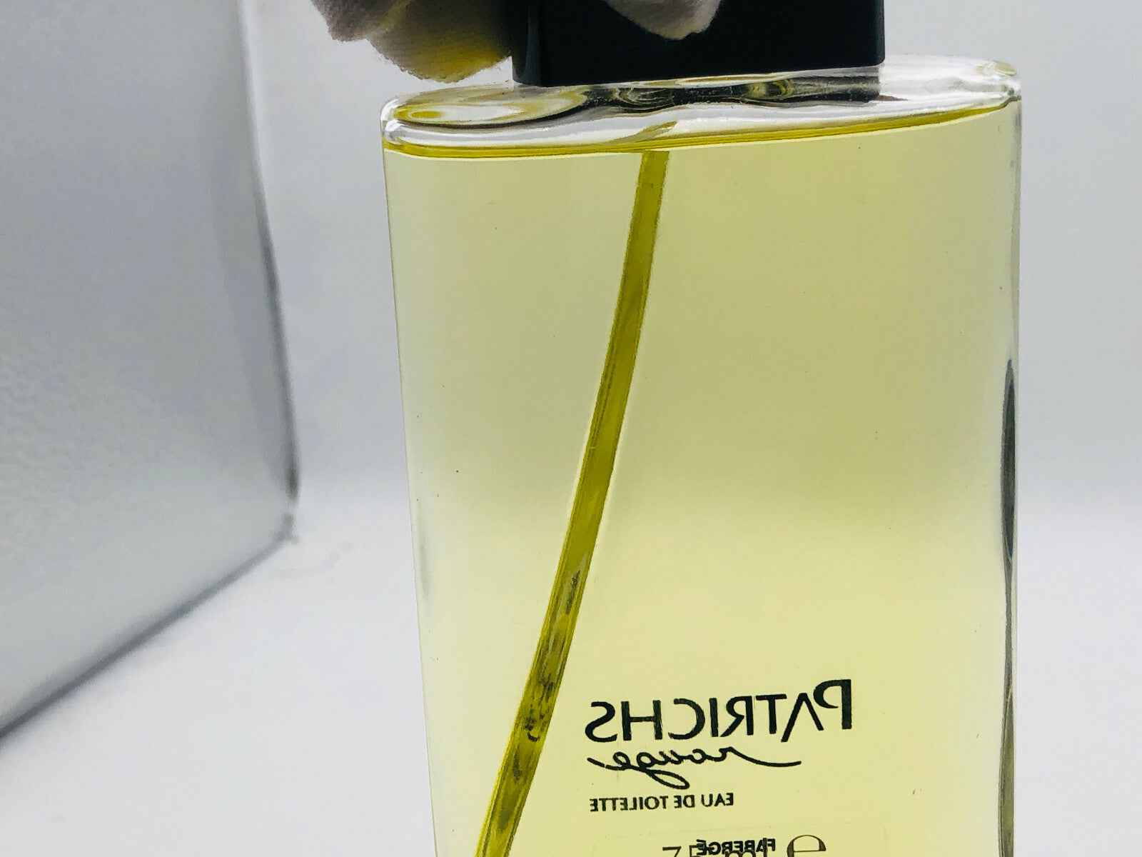 Flacone di profumo Patrichs Rouge di Fabergé con tappo elegante e liquido dorato