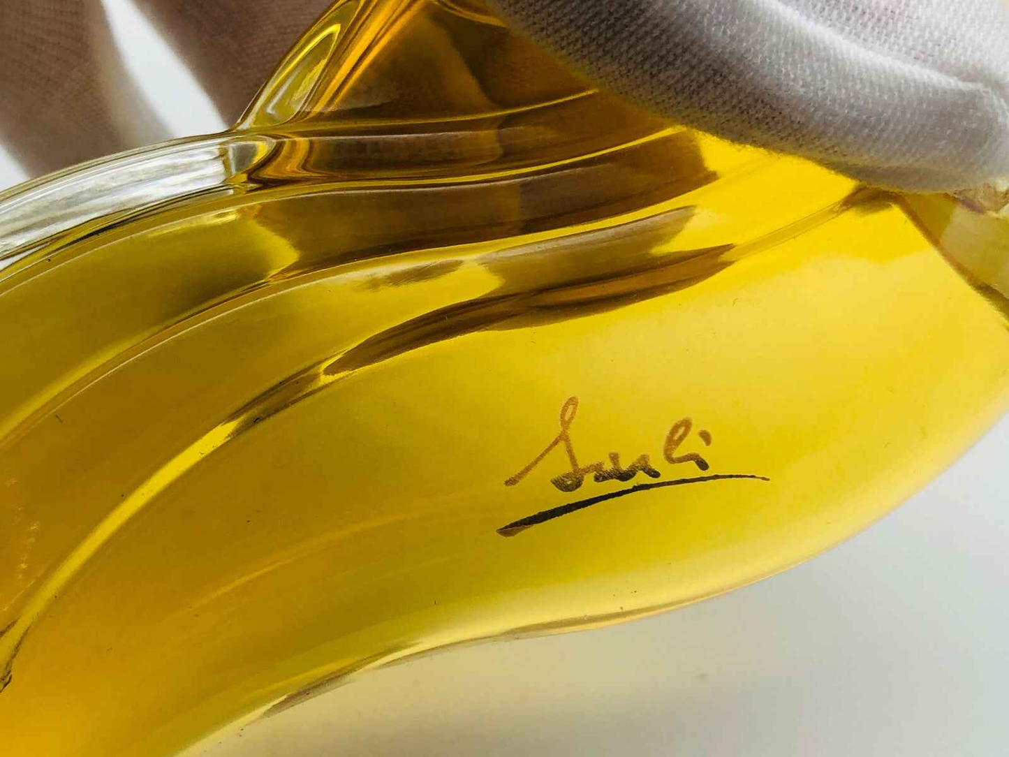 Flacone di profumo Fausto Sarli con firma in rilievo su vetro giallo trasparente
