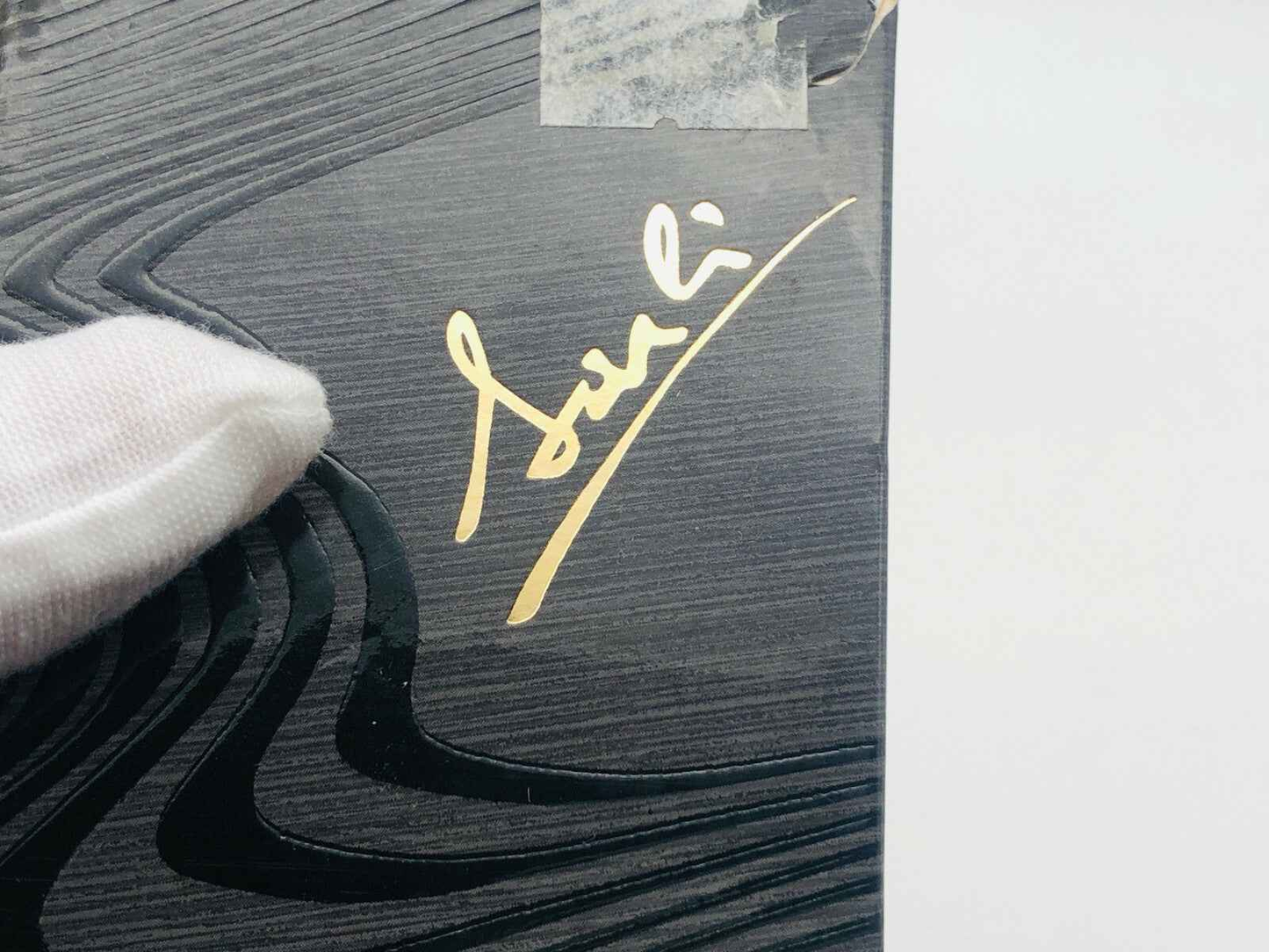 Scatola di profumo Fausto Sarli con firma dorata su fondo elegante