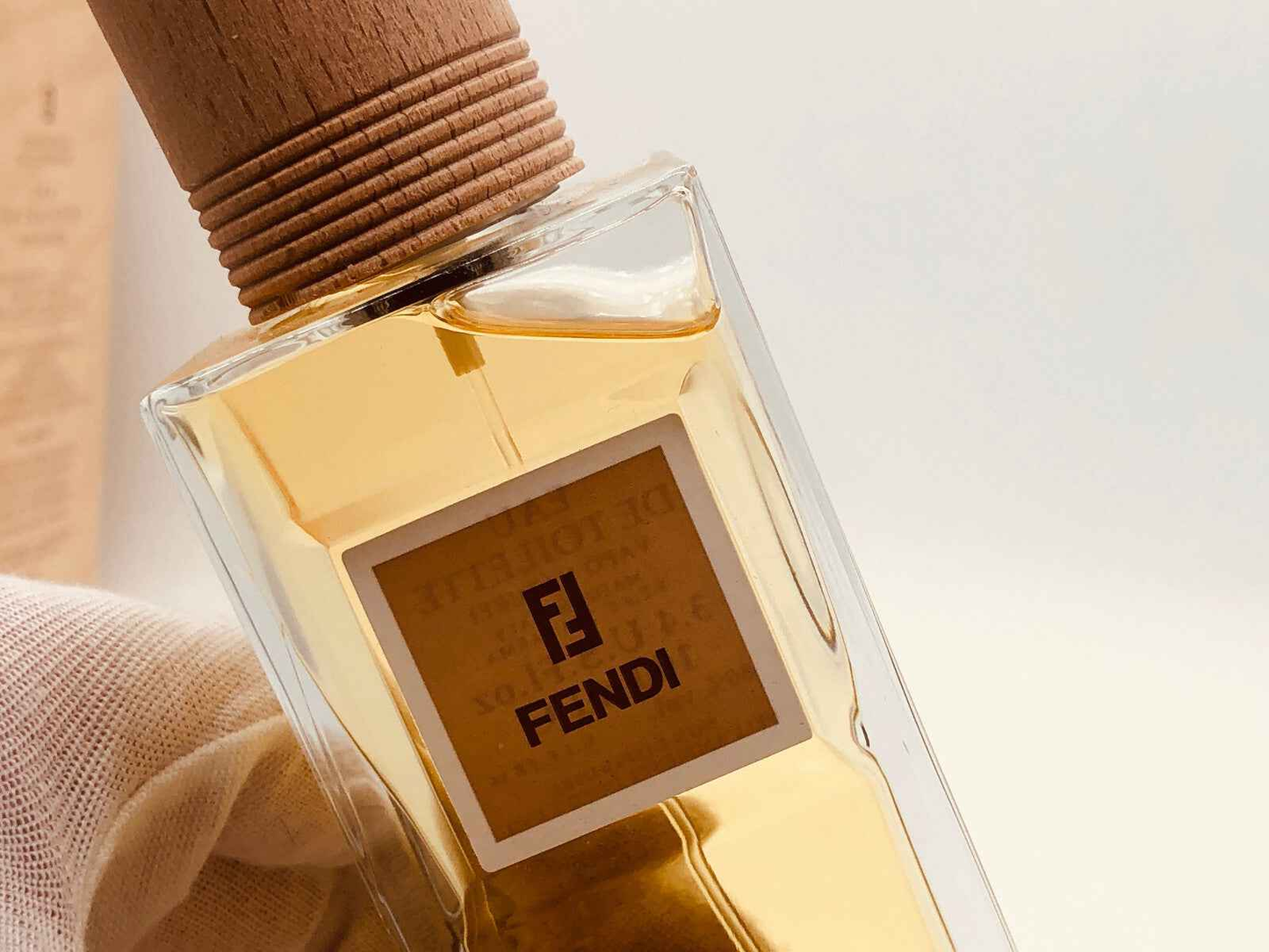 Flacone di profumo Fendi Life Essence con tappo in legno, dal design elegante e sofisticato