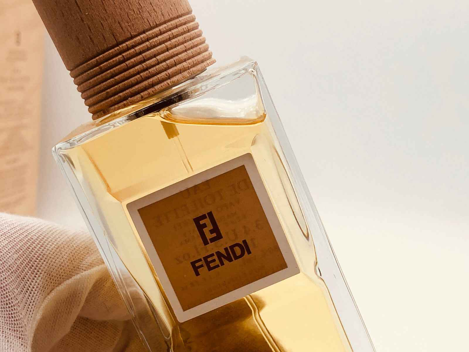 Flacone di profumo Fendi Life Essence con tappo in legno, dal design elegante e sofisticato