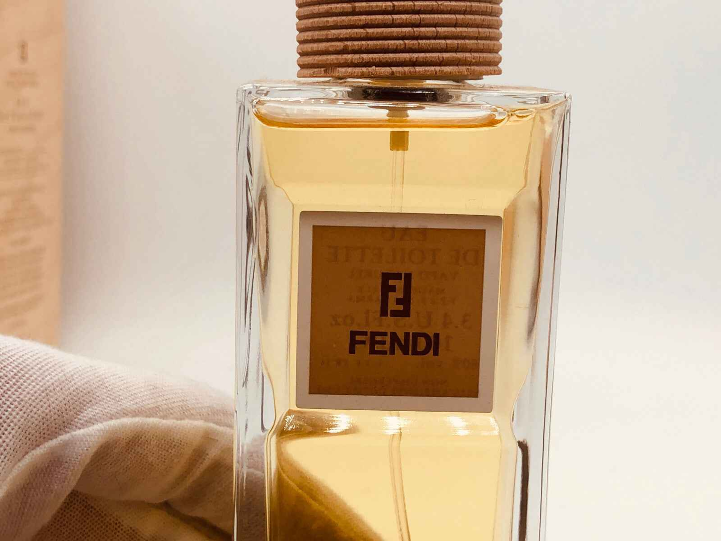 Flacone di profumo Fendi Life Essence con tappo in legno e liquidità dorata