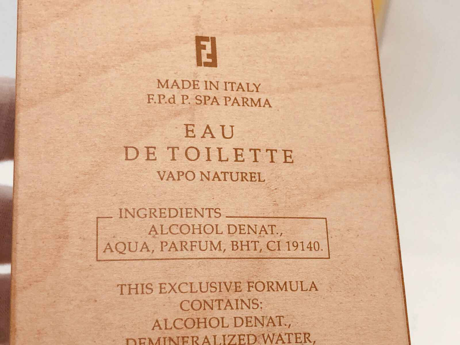 Scatola di profumo Fendi Life Essence con ingredienti dettagliati e design elegante