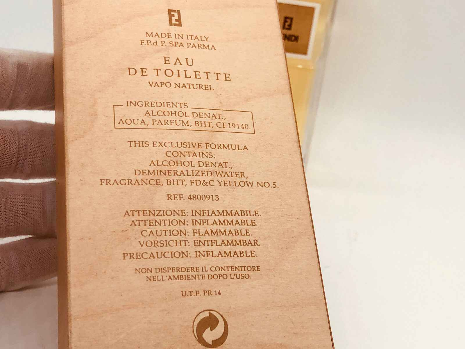 Scatola di profumo Fendi Life Essence con ingredienti naturali e design elegante in legno