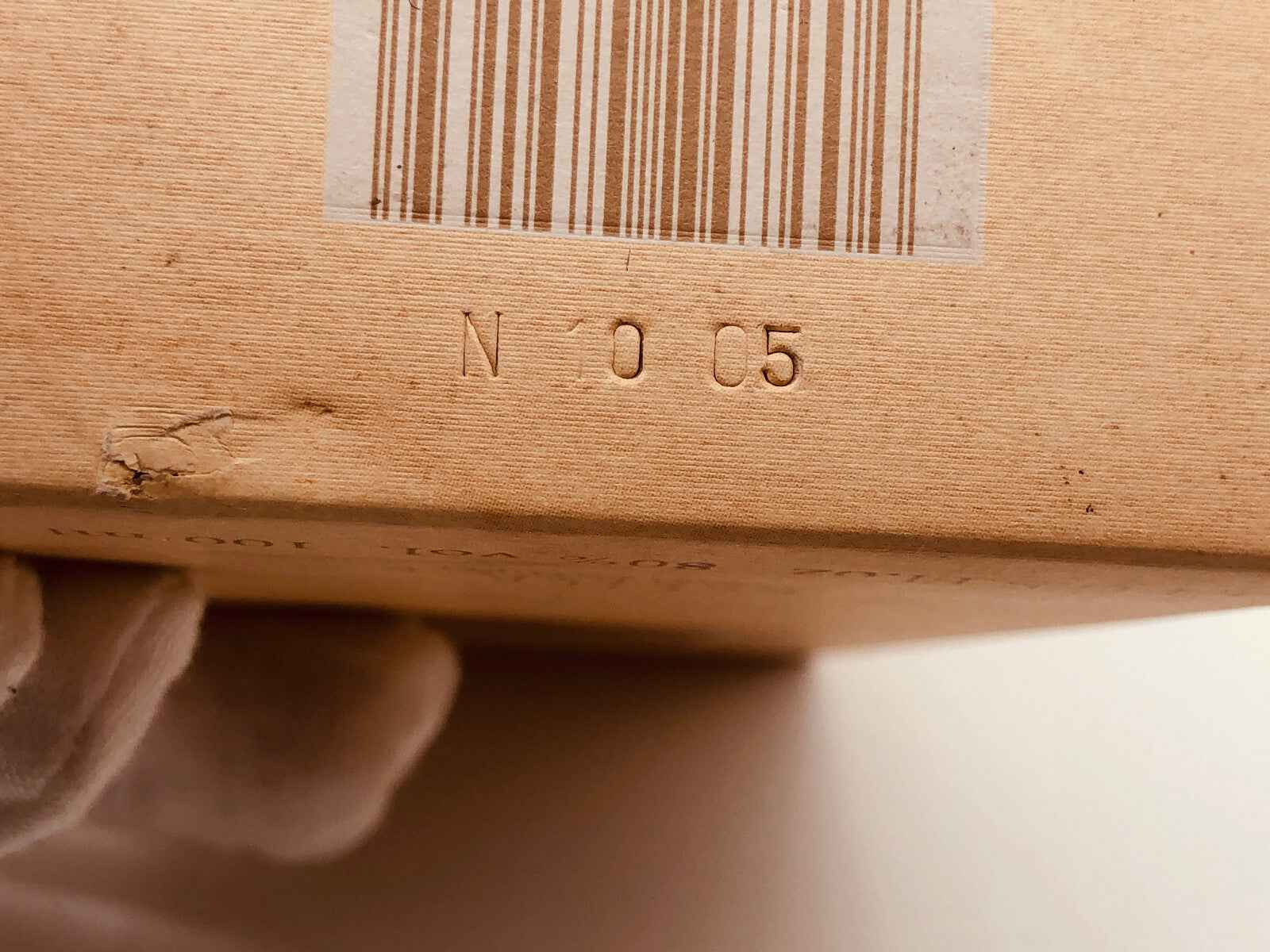 Scatola del profumo Fendi Life Essence con codice a barre visibile e impronta del dito
