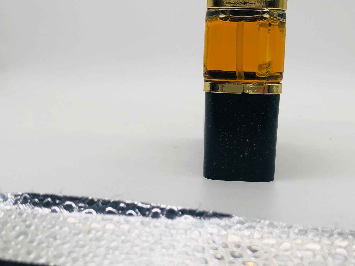Flacone di profumo Fendi Uomo Vintage con tonalità dorate e design elegante