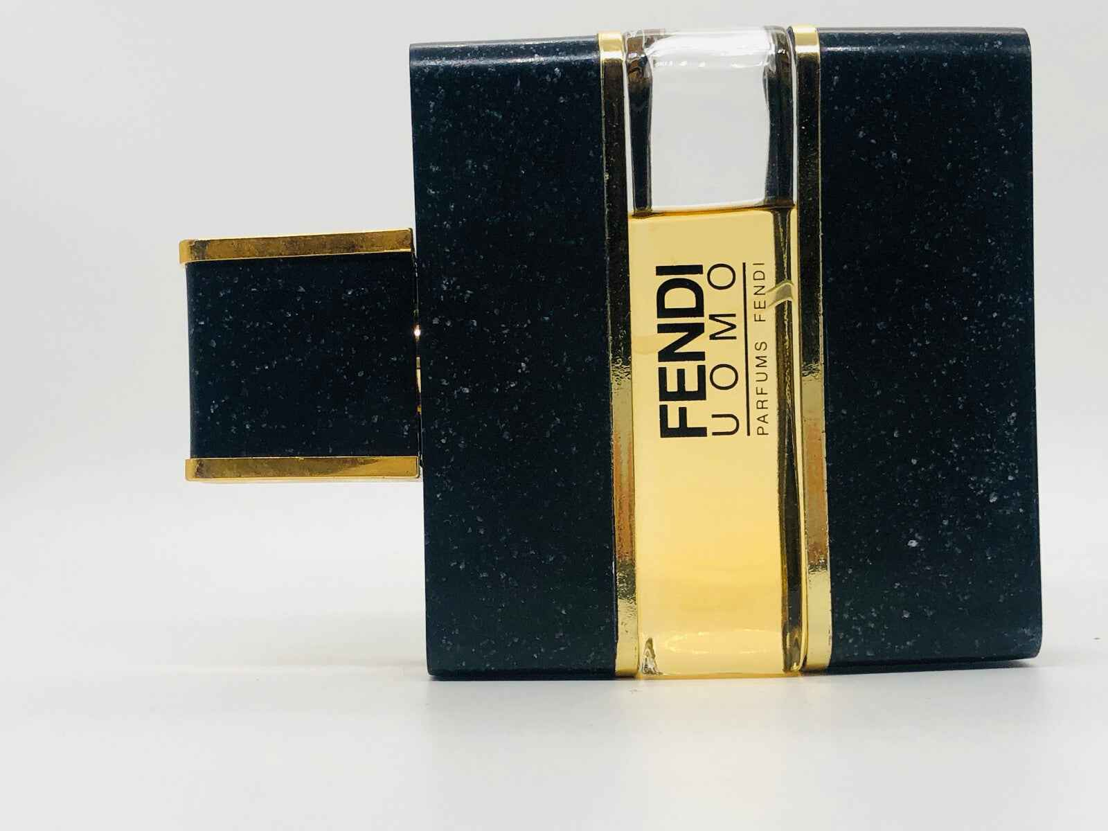 Profumo Fendi Uomo Vintage in flacone elegante con dettagli dorati e design contemporaneo