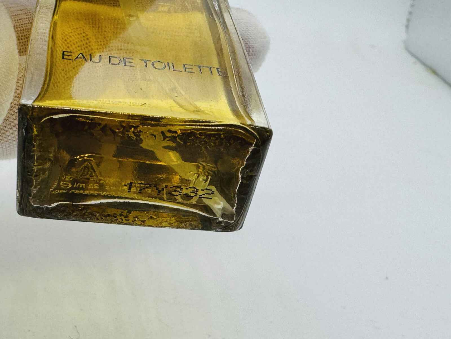 Flacone di Profumo Vintage Fendi Donna con etichetta Eau de Toilette e fondo dettagliato