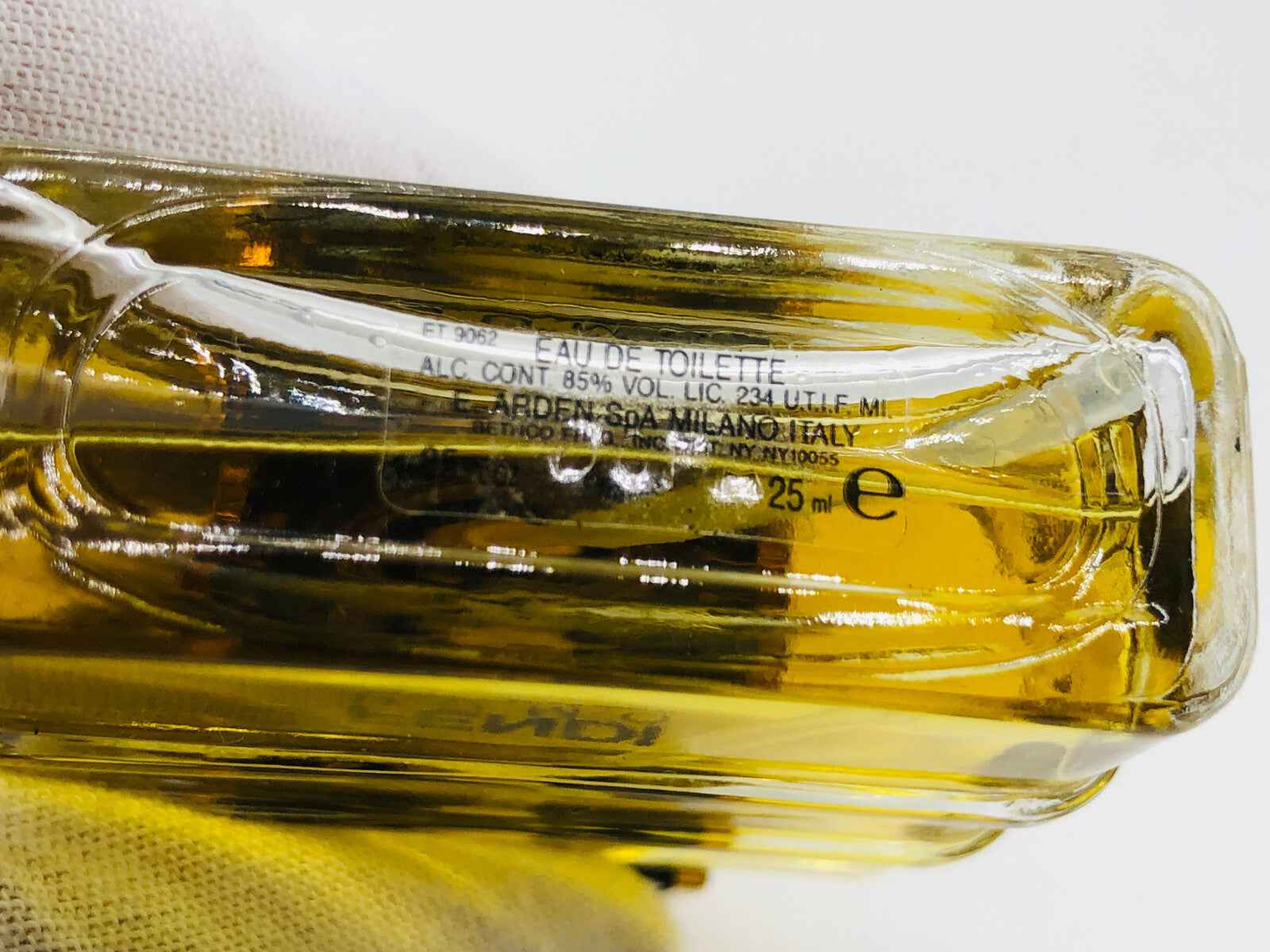 Bottiglia di Fendi Uomo Profumo Vintage con etichetta chiara e design elegante, 25 ml