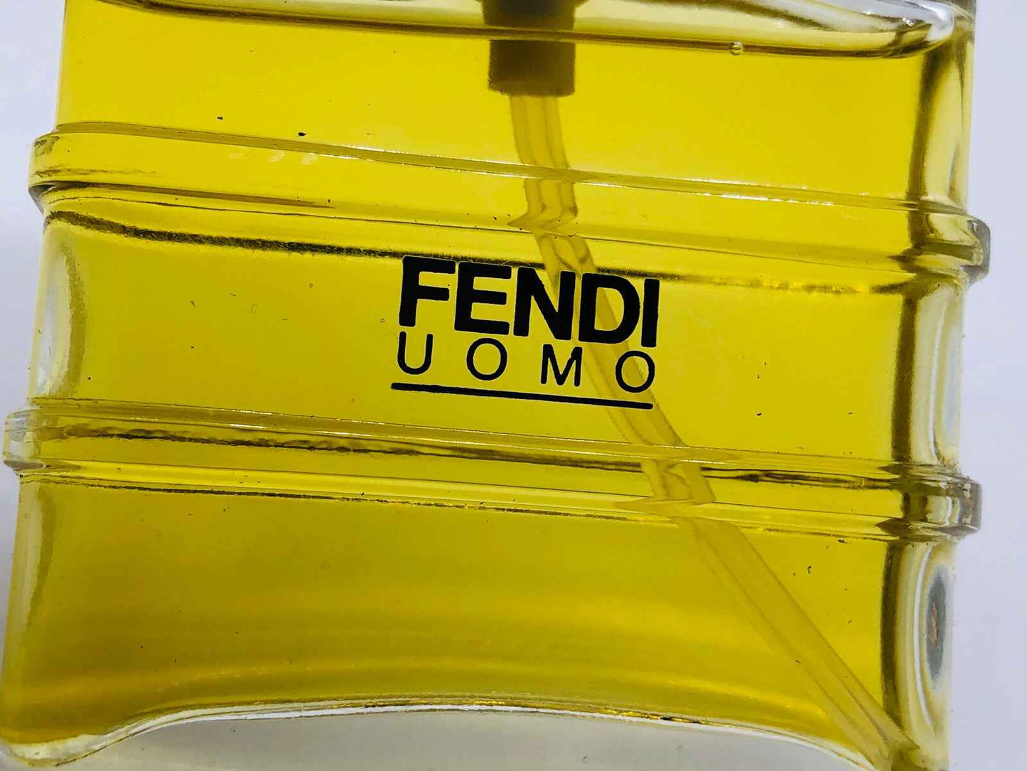 Flacone di Fendi Uomo Profumo Vintage con profumo giallo e logo in evidenza