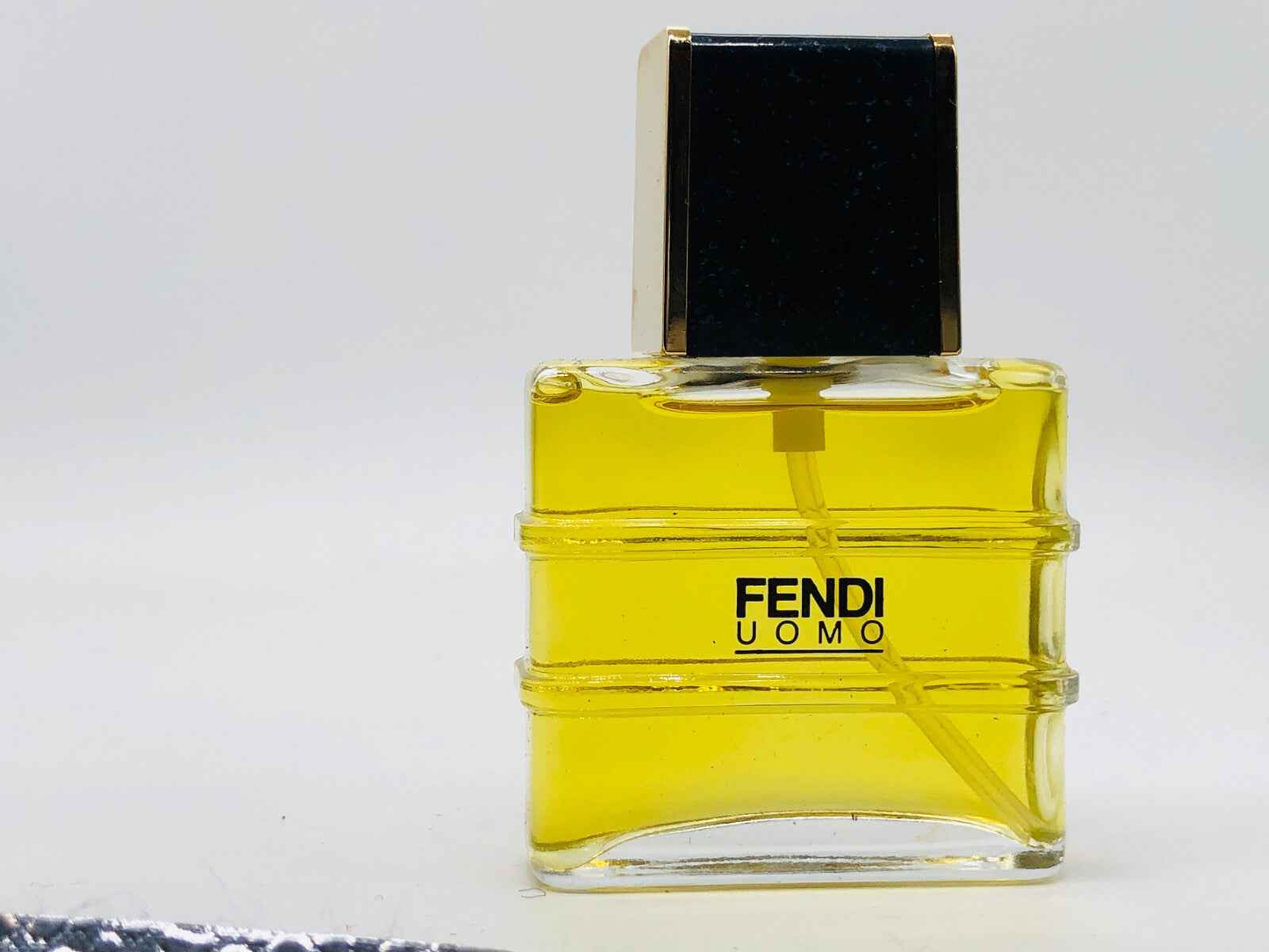 Fendi Uomo Profumo Vintage in un flacone elegante con tappi dorati e design classico