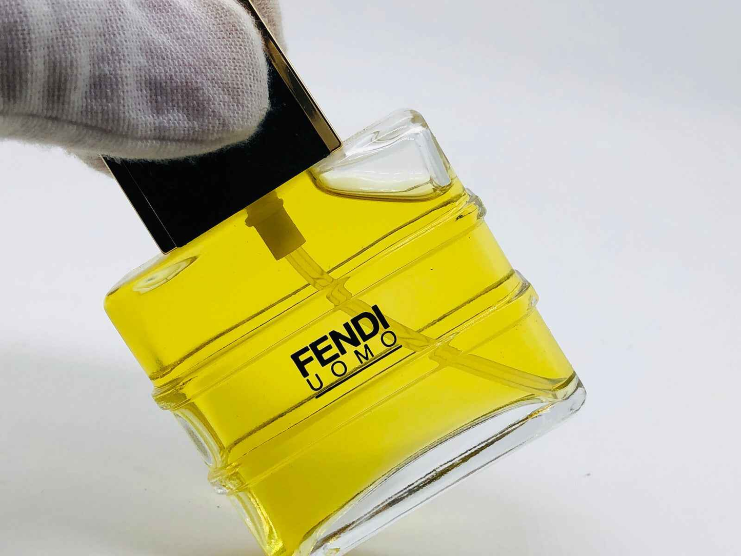 Flacone di Fendi Uomo Profumo Vintage con design elegante e liquido giallo all'interno