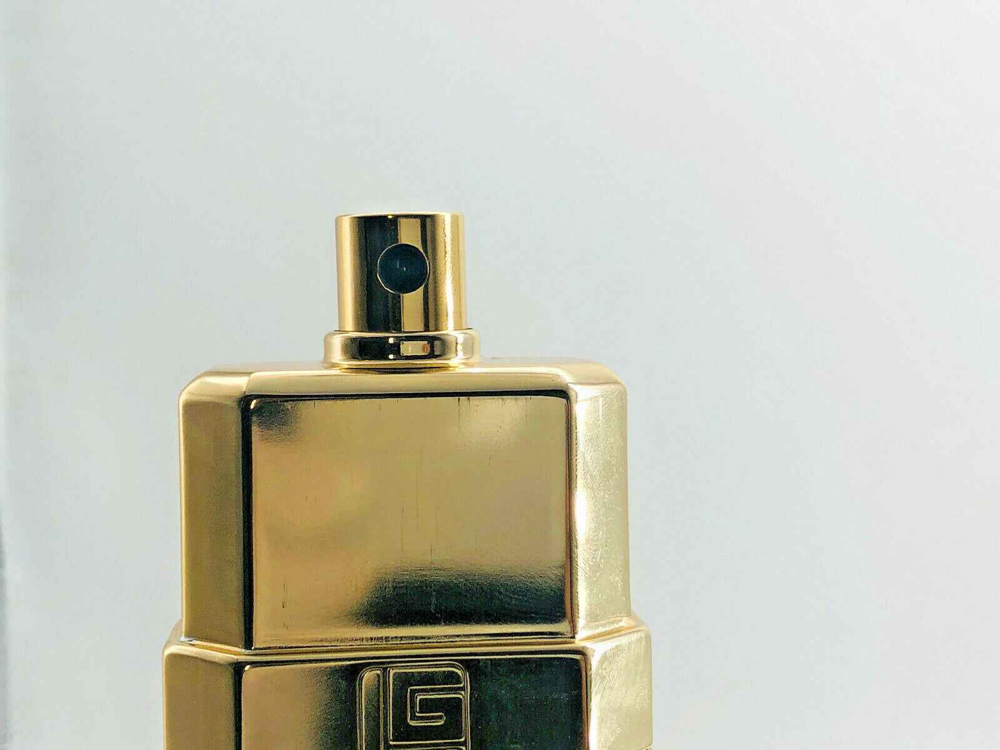 Flacone di Profumo Fidji Guy Laroche Vintage con design elegante in oro lucido
