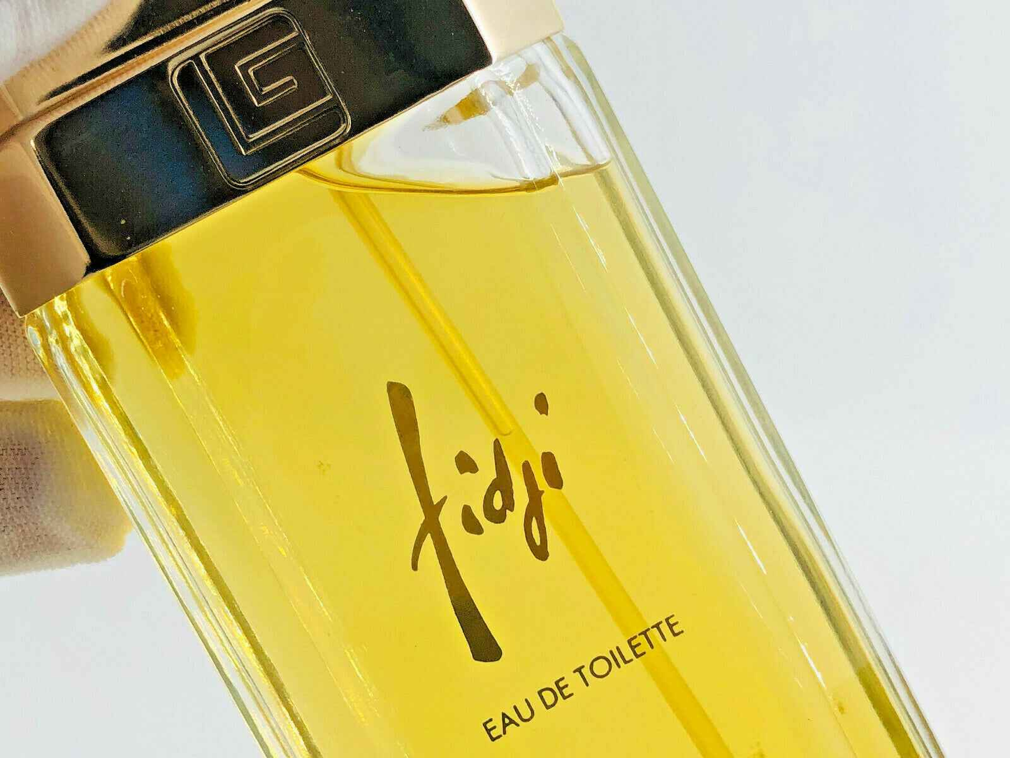 Flacone di profumo Fidji Guy Laroche Vintage con etichetta Eau de Toilette e design elegante