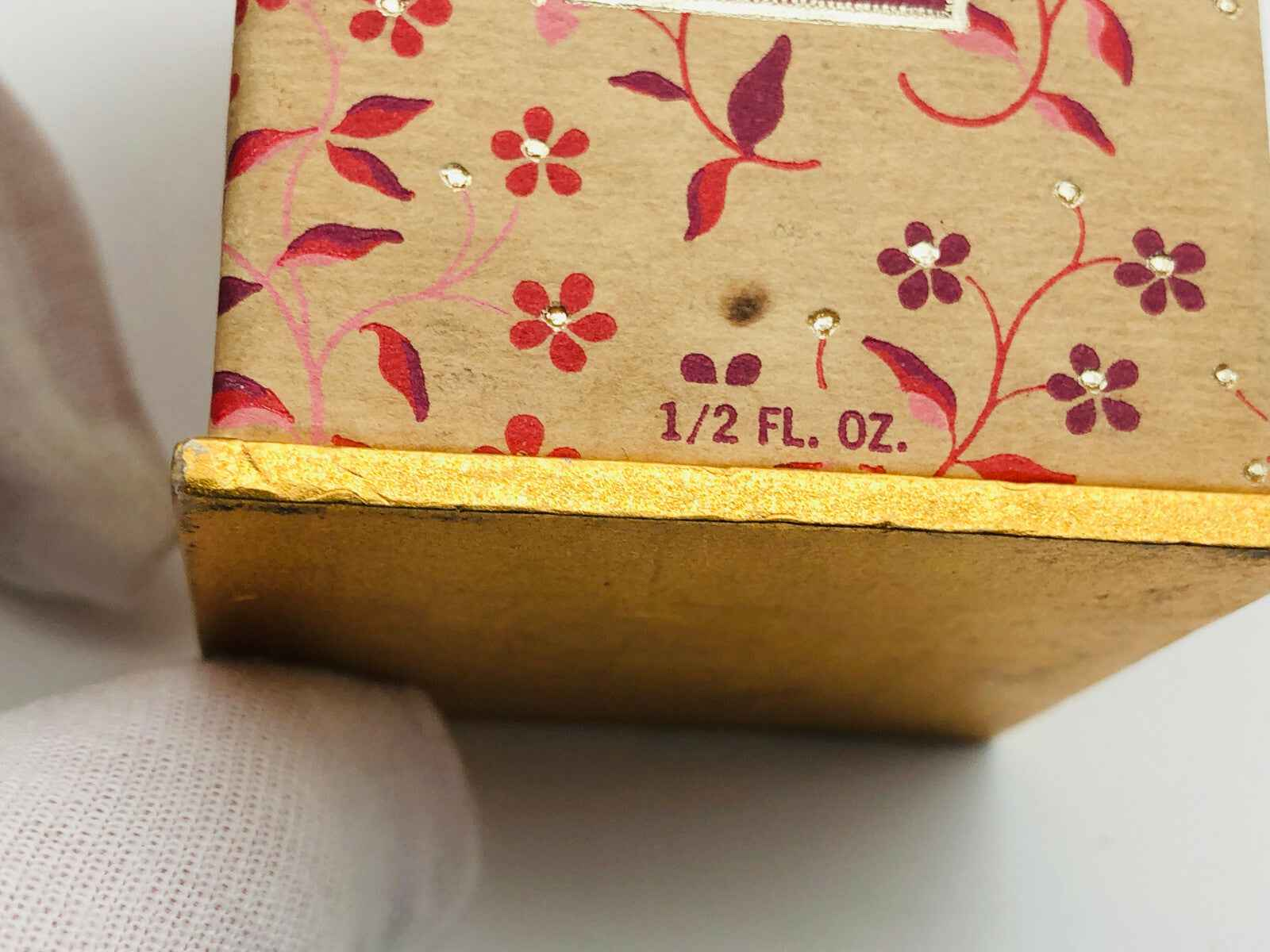 Confezione di Flame Of Hope Parfum con design floreale e dettagli dorati