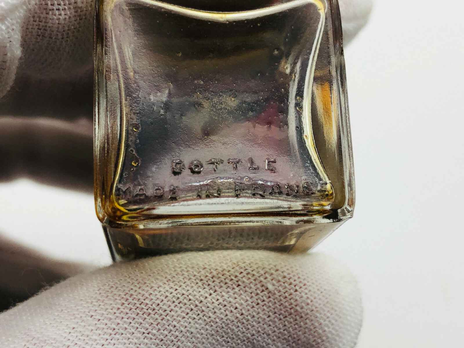 Flame Of Hope Parfum in un elegante flacone, realizzato con cura e stile