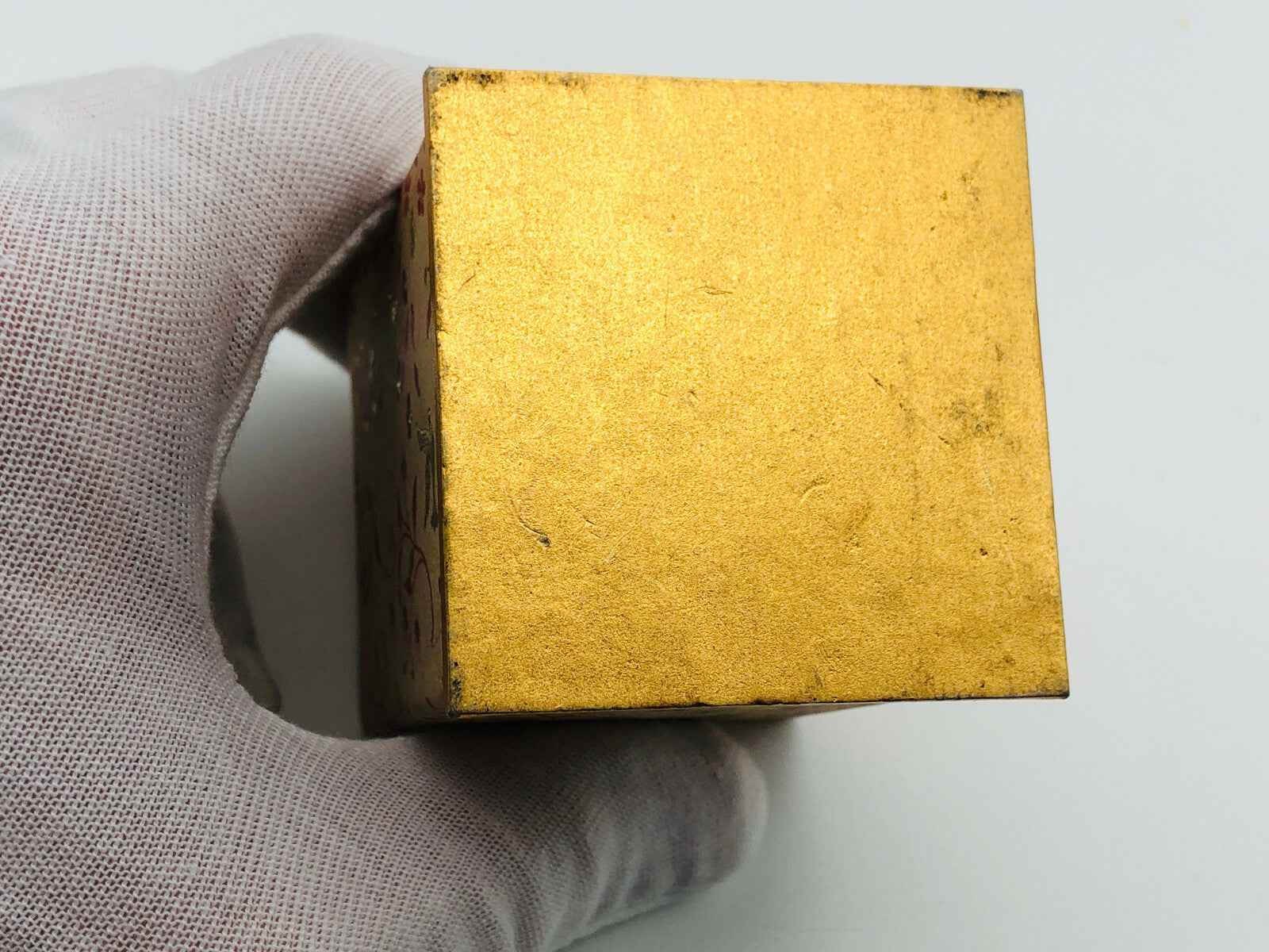 Scatola dorata del profumo Flame Of Hope Parfum con design elegante e sofisticato.