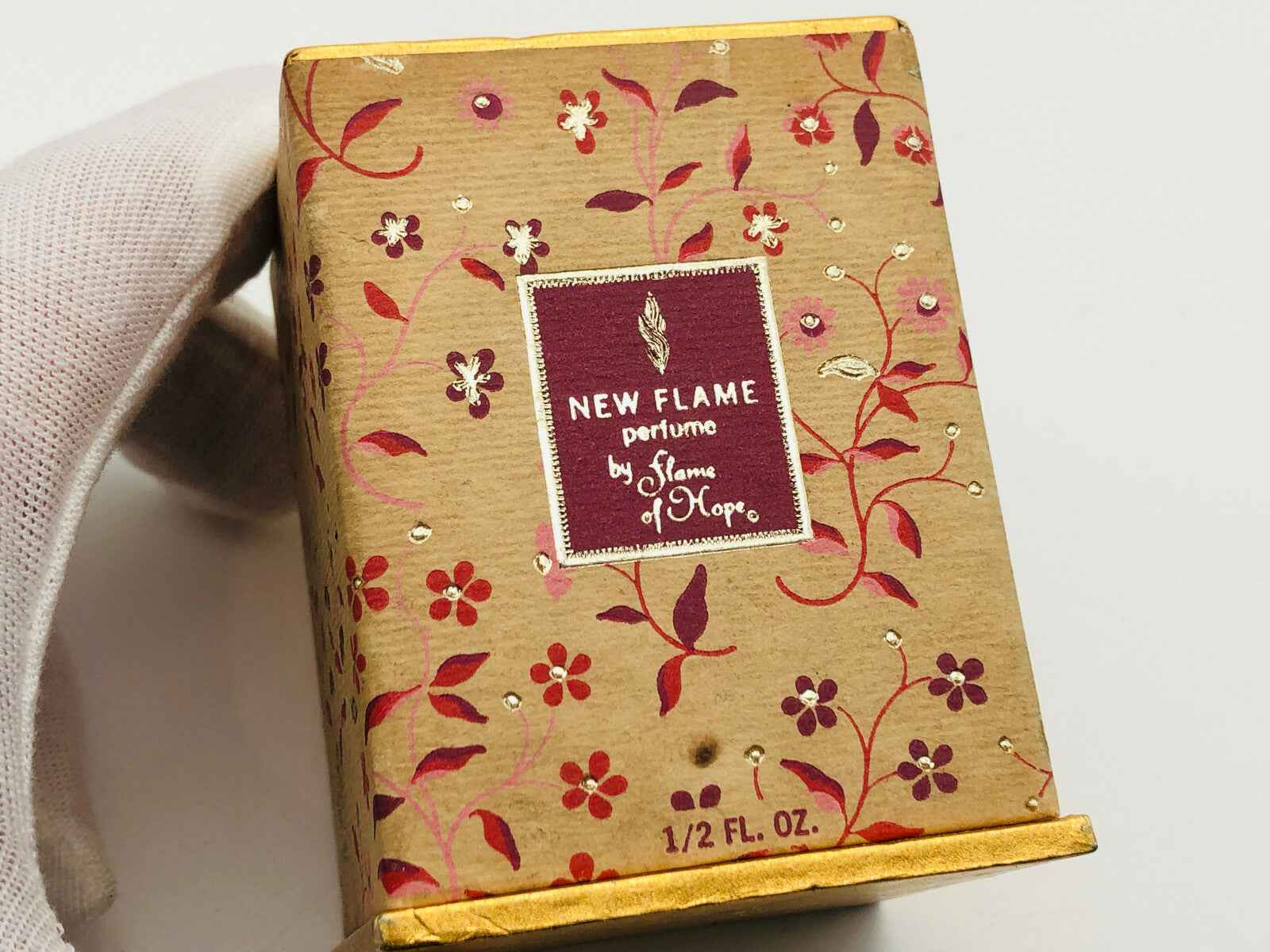 Scatola del profumo Flame Of Hope Parfum con design floreale e dettagli dorati