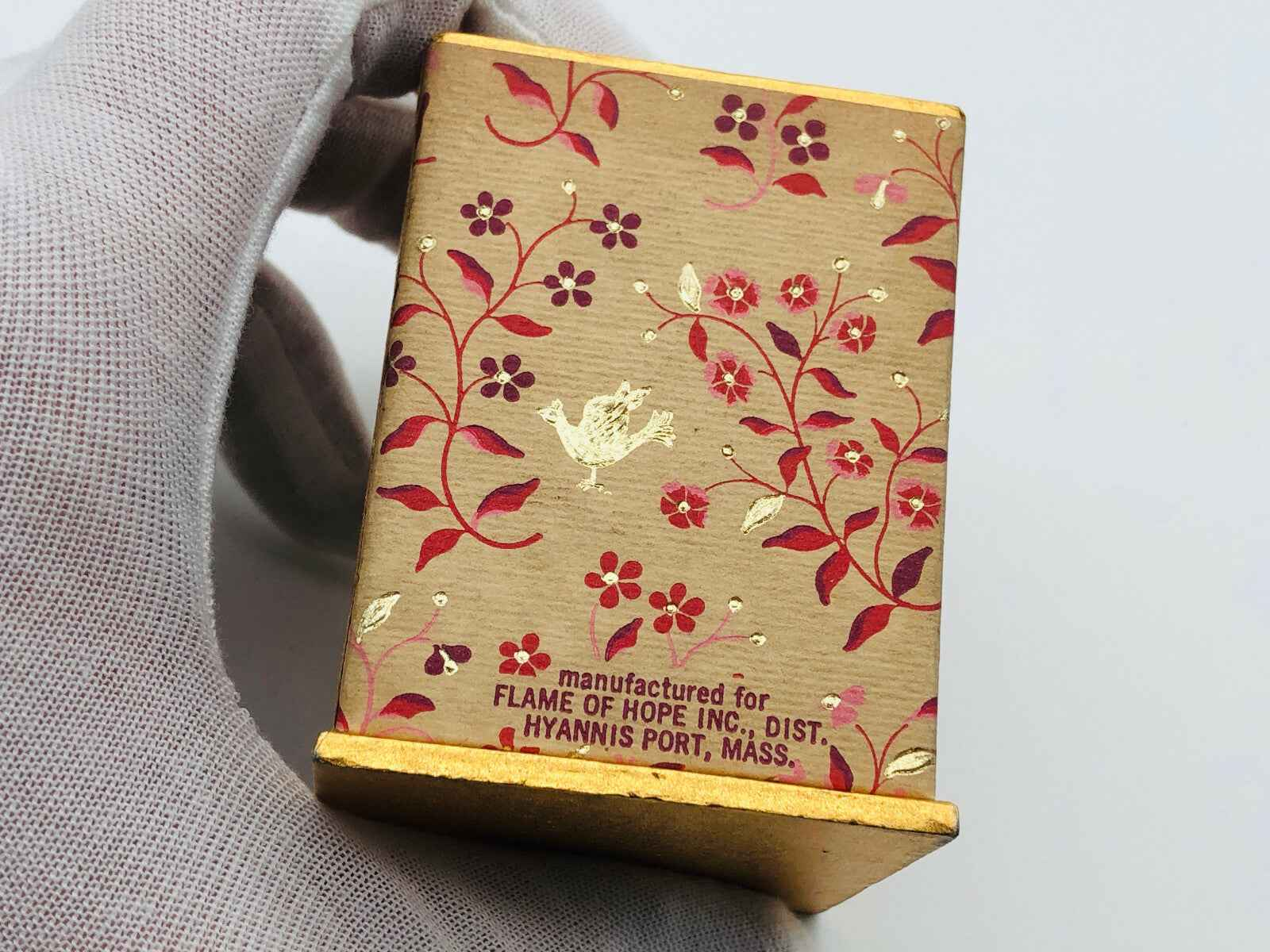 Scatola di profumo Flame Of Hope Parfum con decorazioni floreali in oro e merletti colorati