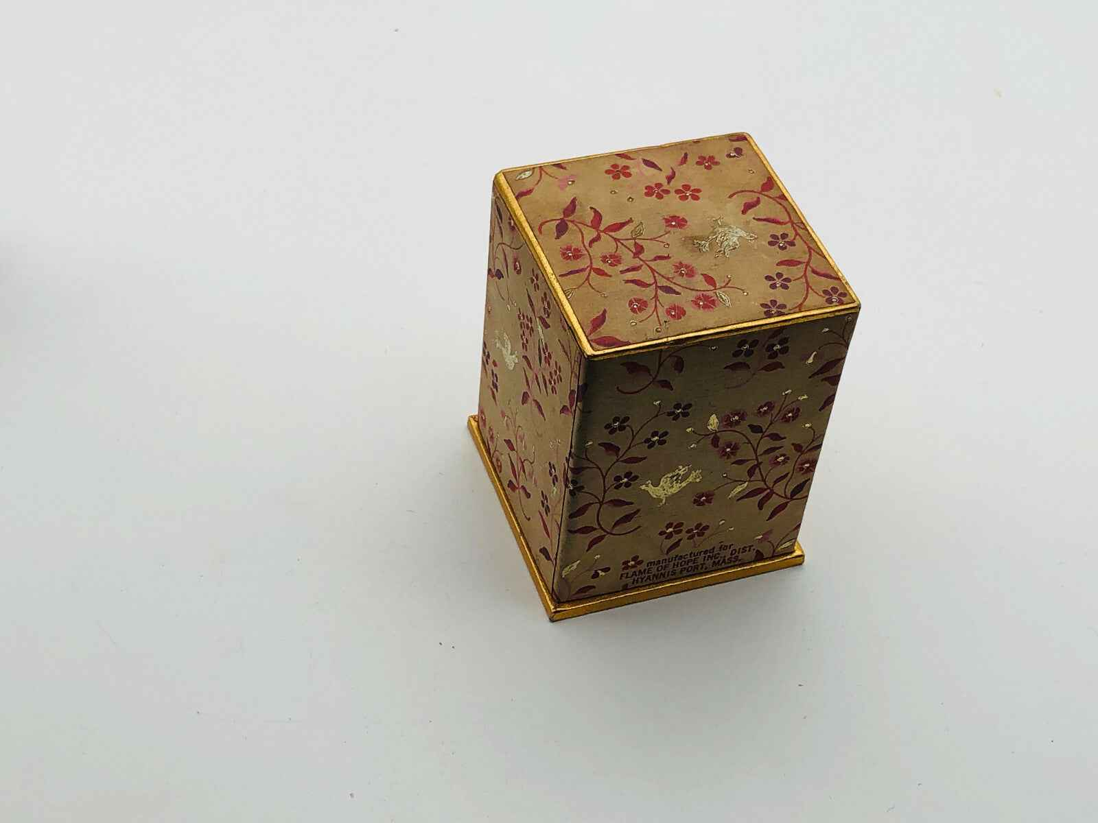 Scatola decorativa per il Flame Of Hope Parfum con design floreale elegante