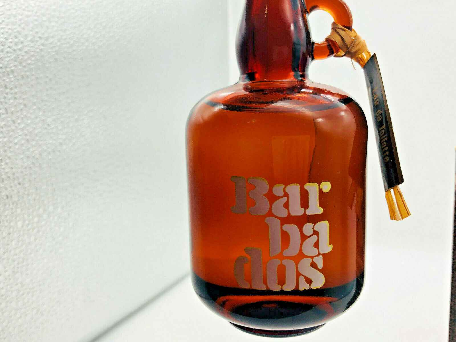 Flacone di profumo Forester Barbados in vetro ambrato con etichetta distintiva per un aroma unico