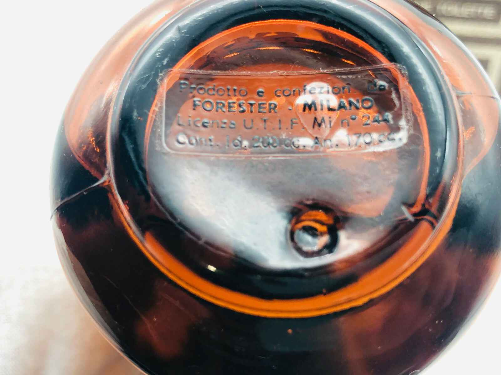 Bottiglia di profumo Forester Barbados con etichetta sul fondo che ne indica la produzione