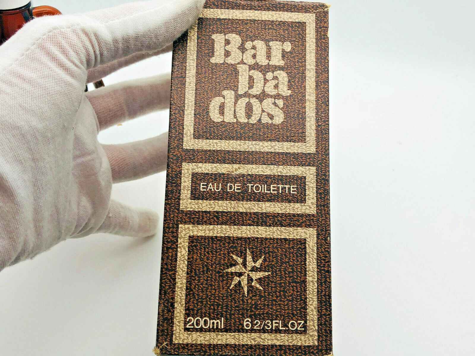 Scatola del Profumo Forester Barbados da 200 ml con design elegante e dettagli in rilievo