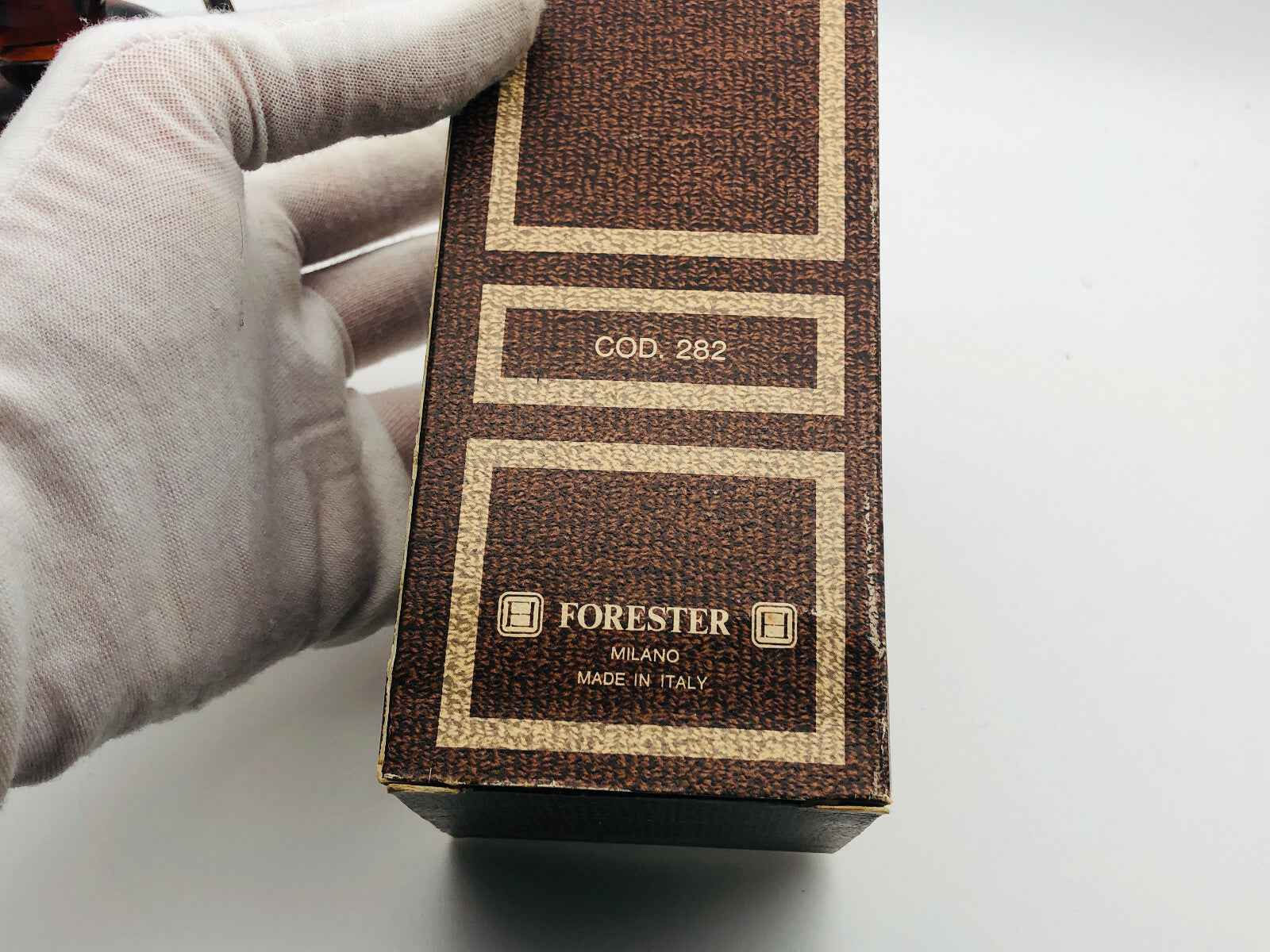 Confezione del profumo Forester Barbados in un elegante design marrone con dettagli dorati