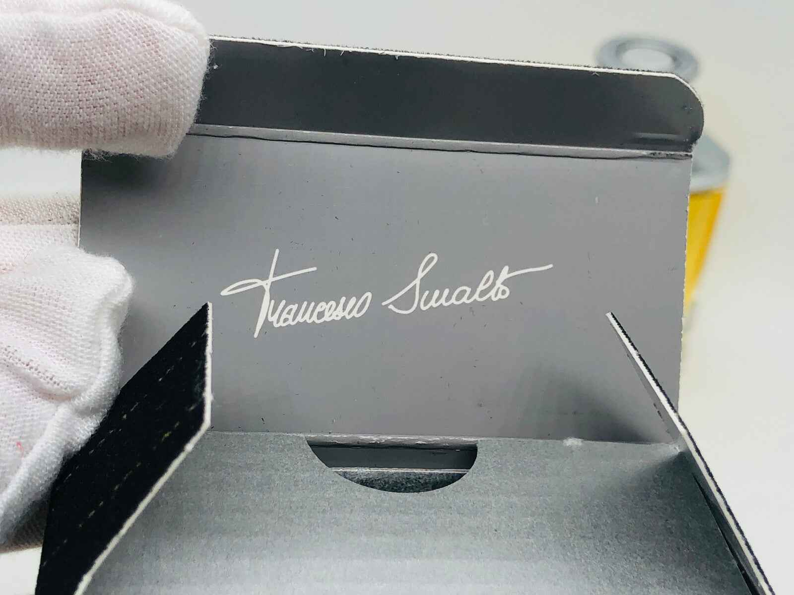 Scatola interna del Profumo Francesco Smalto Vintage con logo in rilievo su sfondo grigio