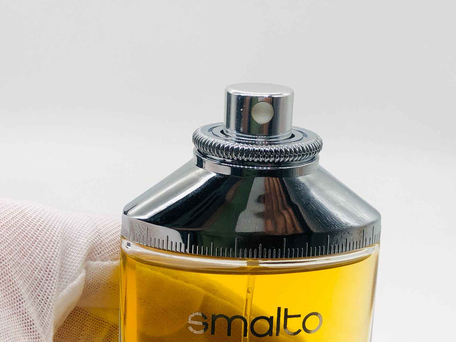 Flacone di profumo Francesco Smalto Vintage con design elegante e finitura lucida