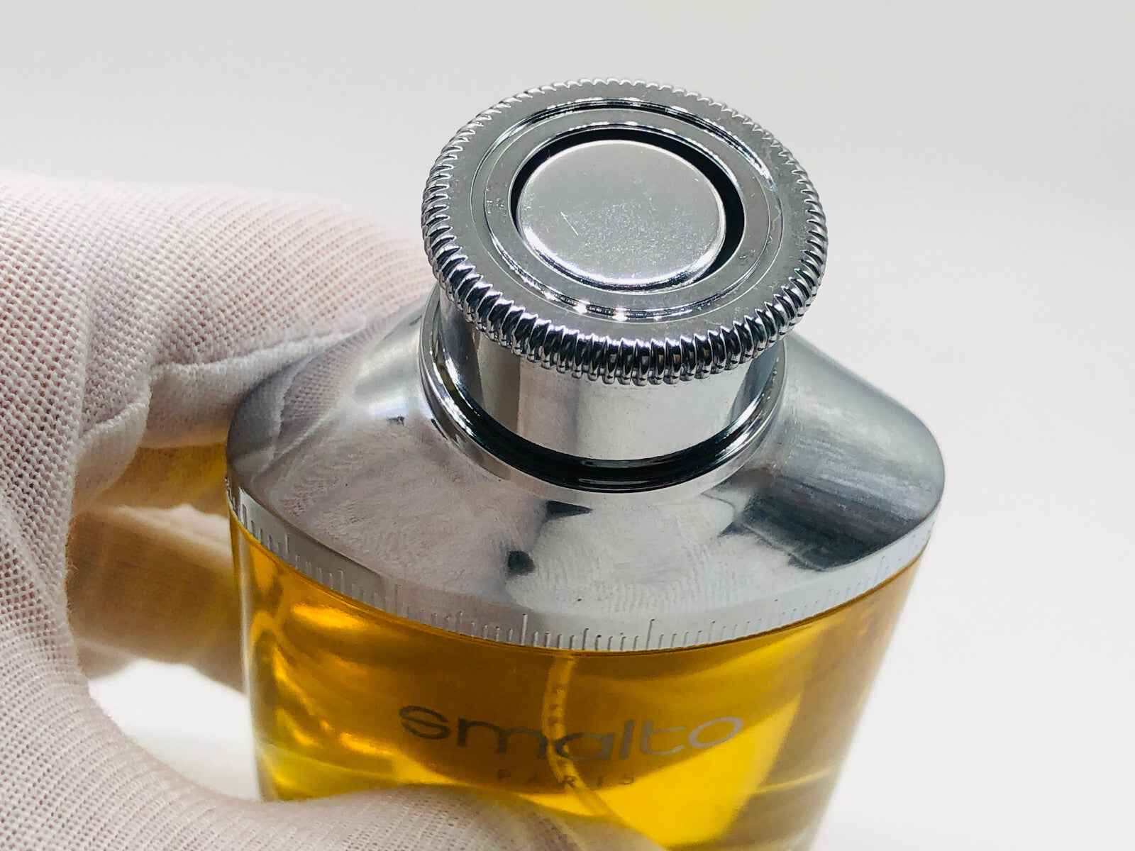 Flacone di profumo Francesco Smalto Vintage con tappo metallico brillante e liquidità dorata