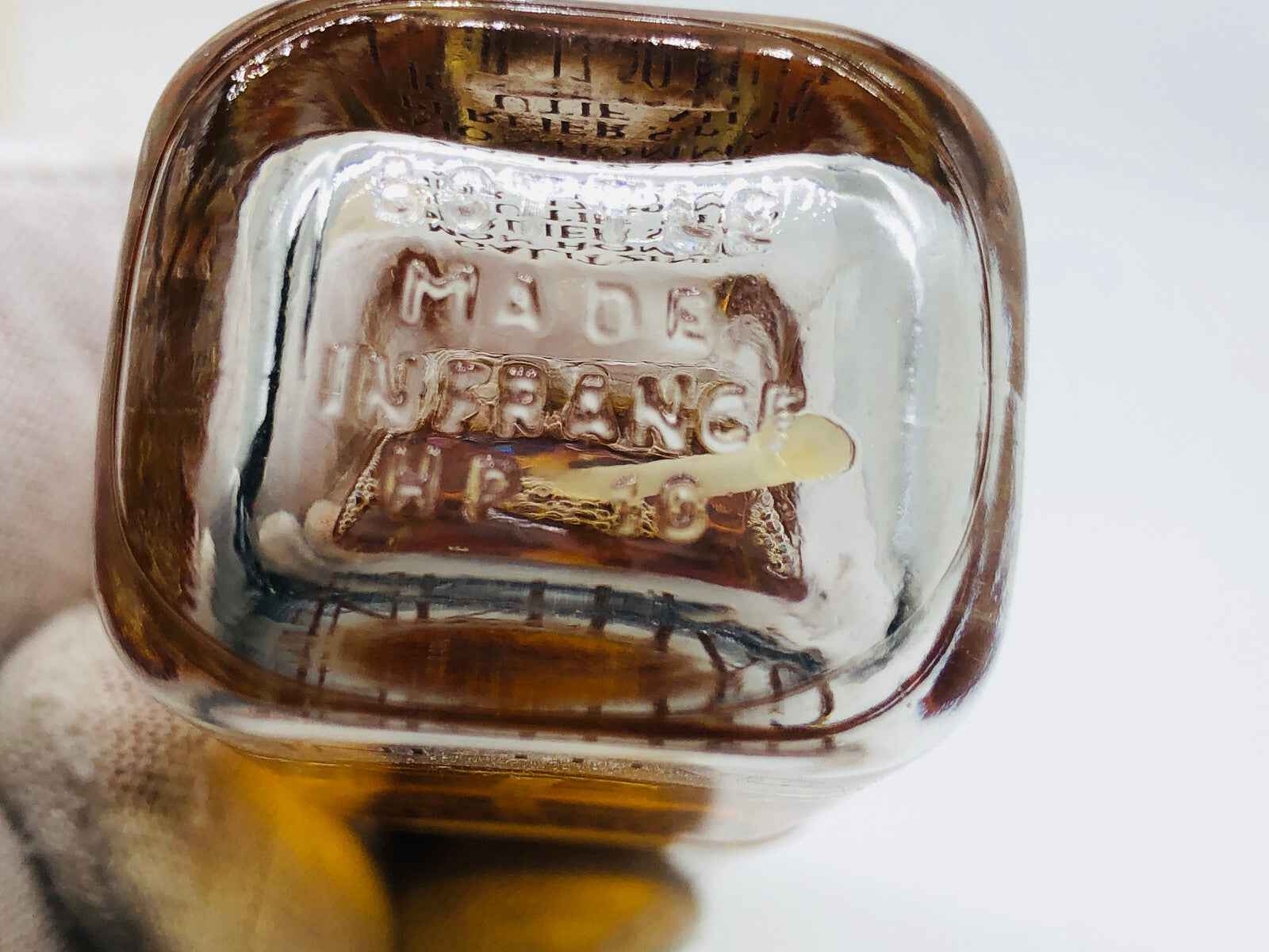 Bottiglia di profumo Galitzine Mon Homme Vintage con etichetta ben visibile sul fondo