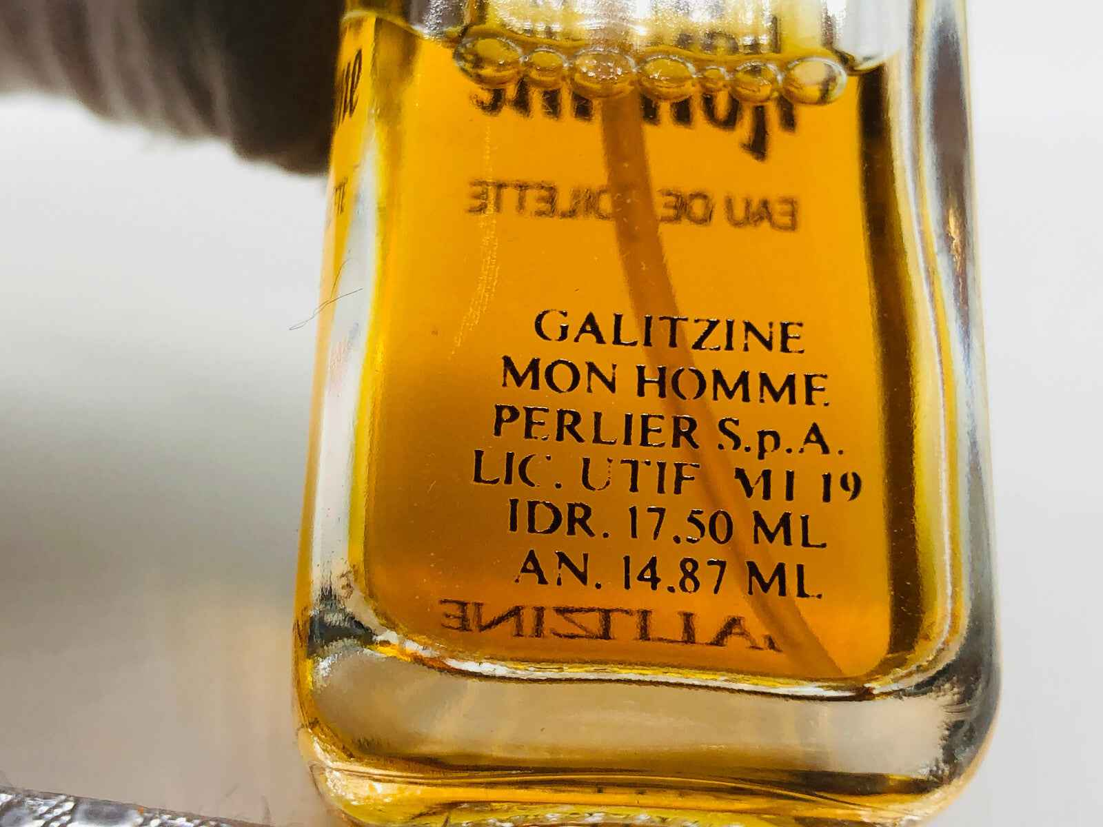 Flacone di profumo Galitzine Mon Homme Vintage con etichetta dettagliata e liquido ambrato