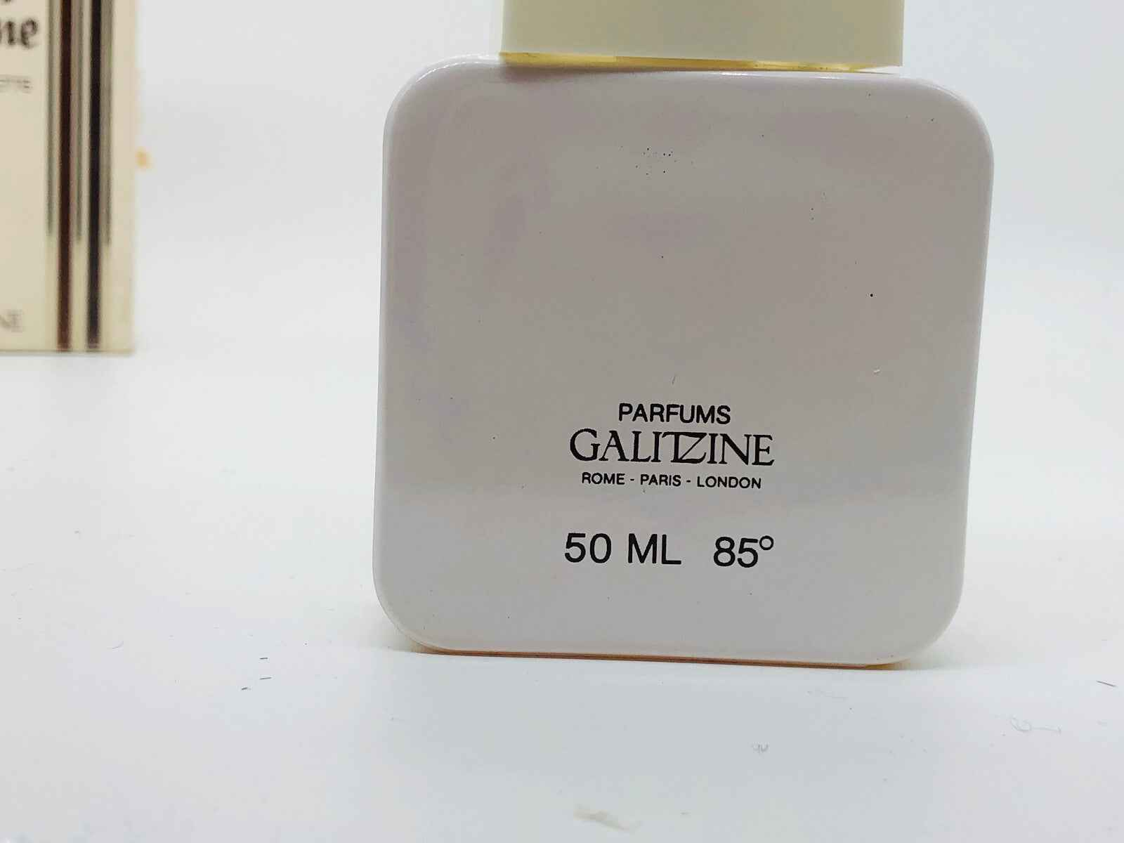 Flacone di Profumo Vintage Galitzine Mon Homme da 50 ml con design elegante e logo distintivo