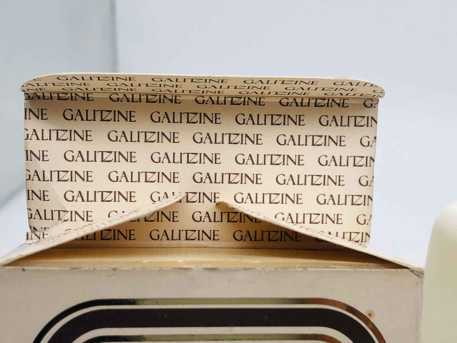 Scatola del profumo Vintage Galitzine Mon Homme con design elegante e logo distintivo