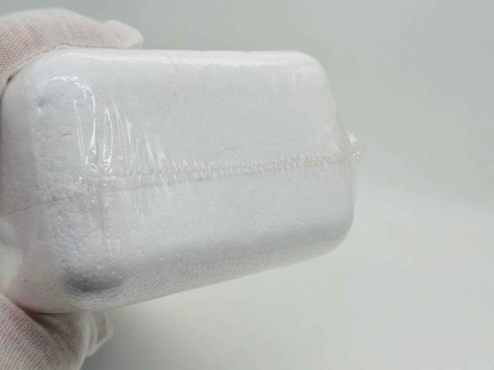 Profumo Gas Keep It Simple confezionato in un elegante flacone bianco per una fragranza fresca e semplice