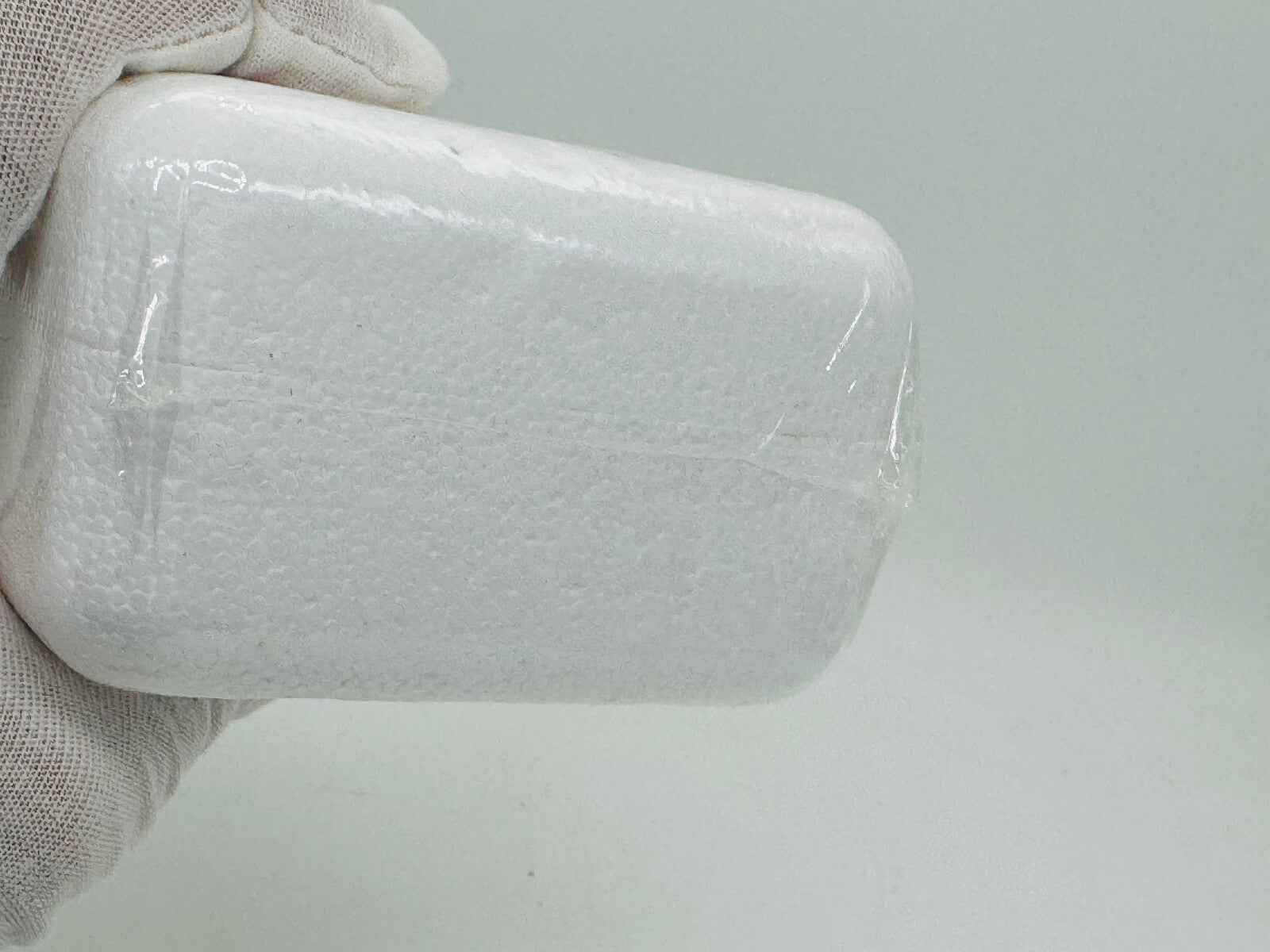 Confezione del profumo Gas Keep It Simple in bianco, facile da tenere in mano