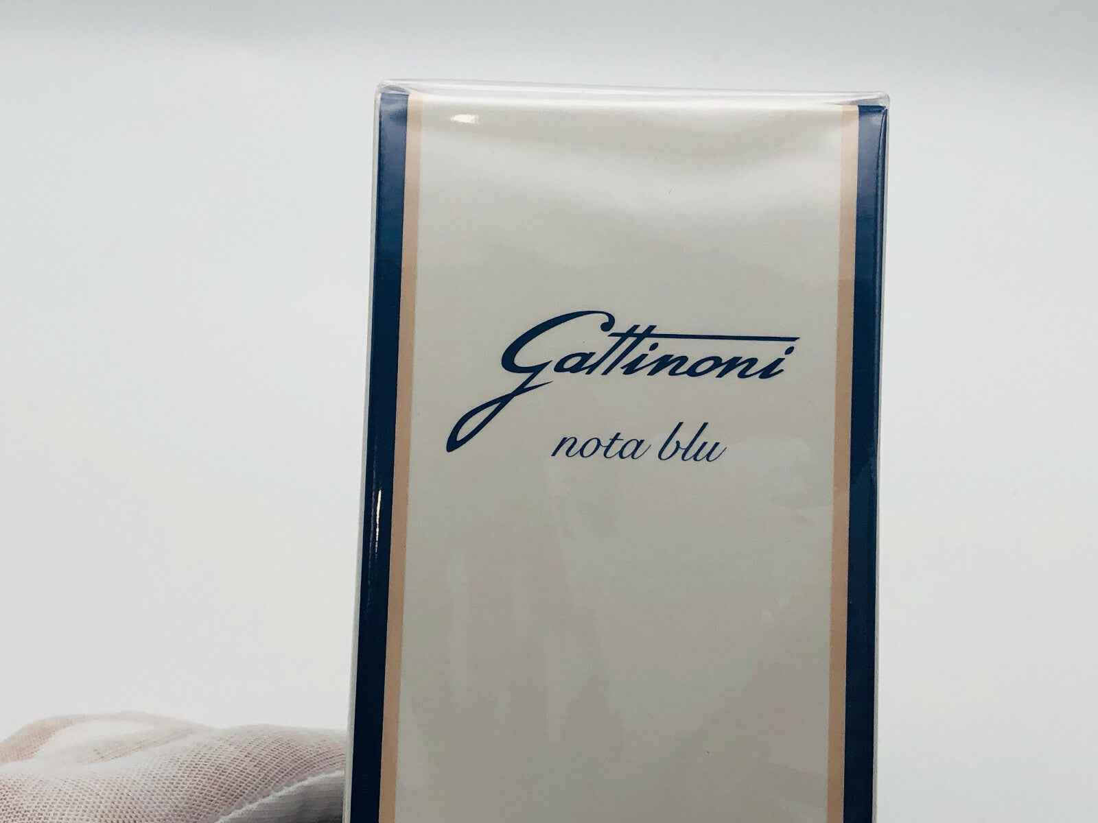 Scatola del Profumo Gattinoni Nota Blu con design elegante e minimalista