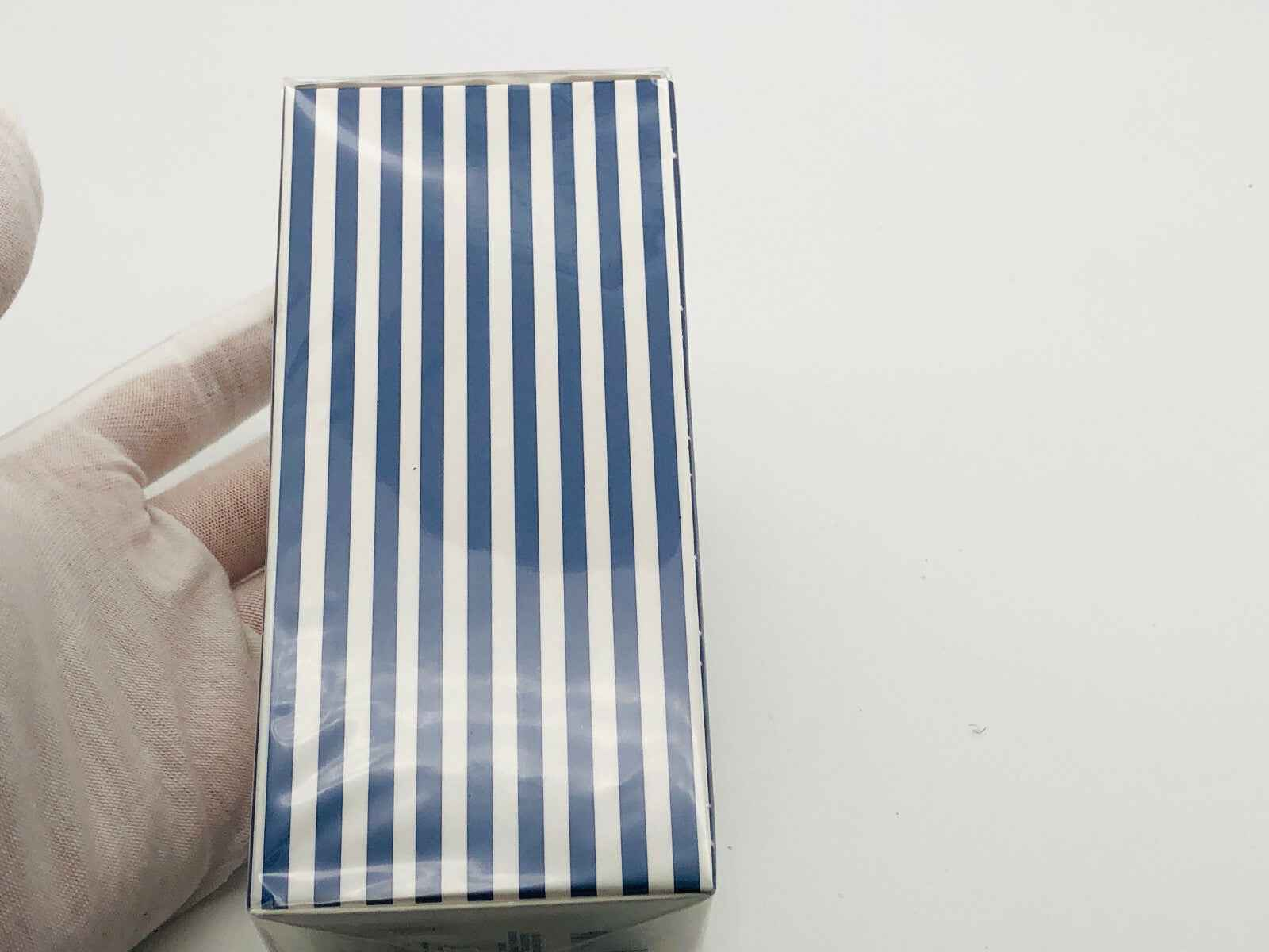 Confezione del profumo Gattinoni Nota Blu con design a righe blu e bianche