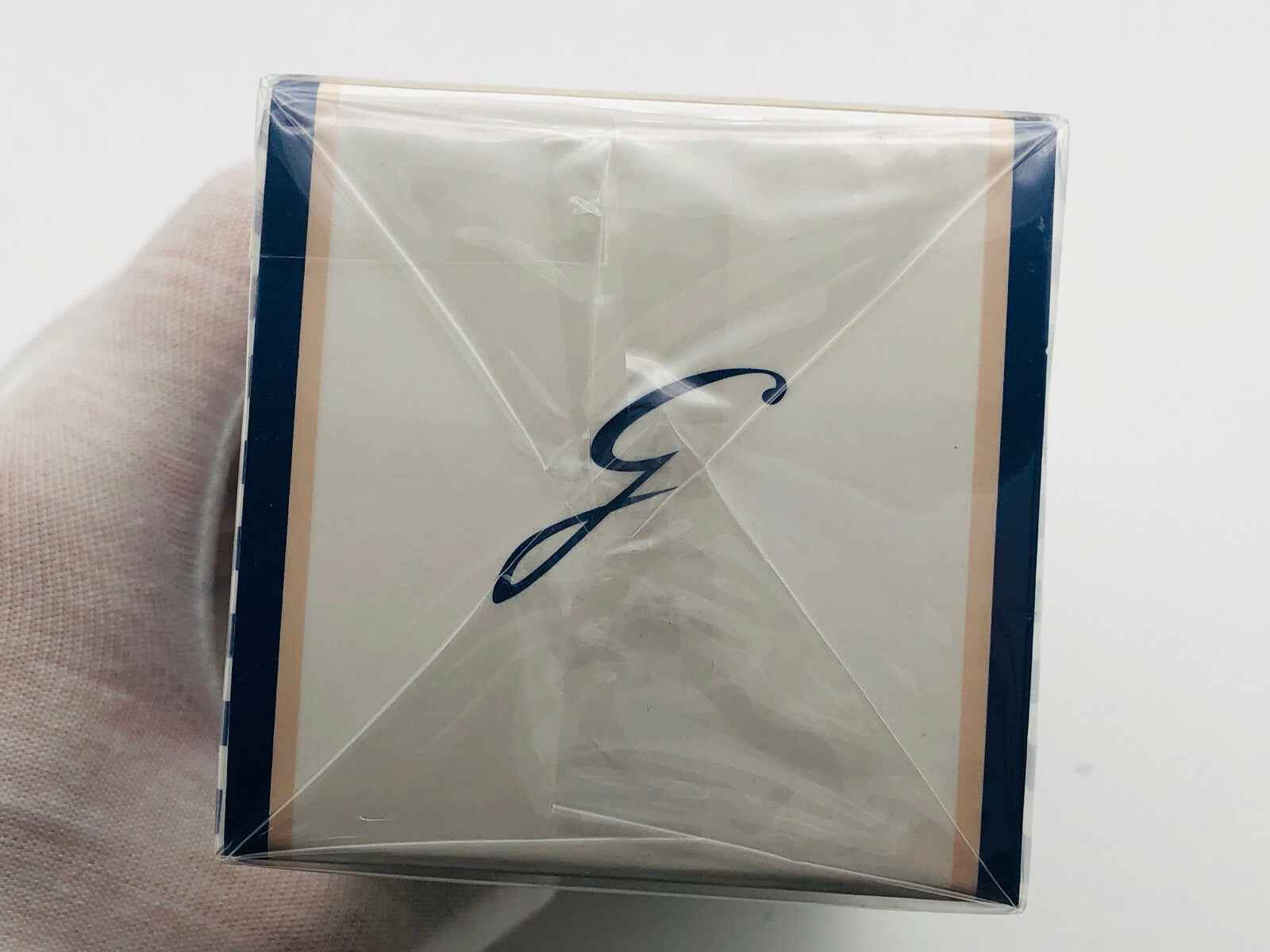 Scatola del profumo Gattinoni Nota Blu con logo elegante e design minimalista