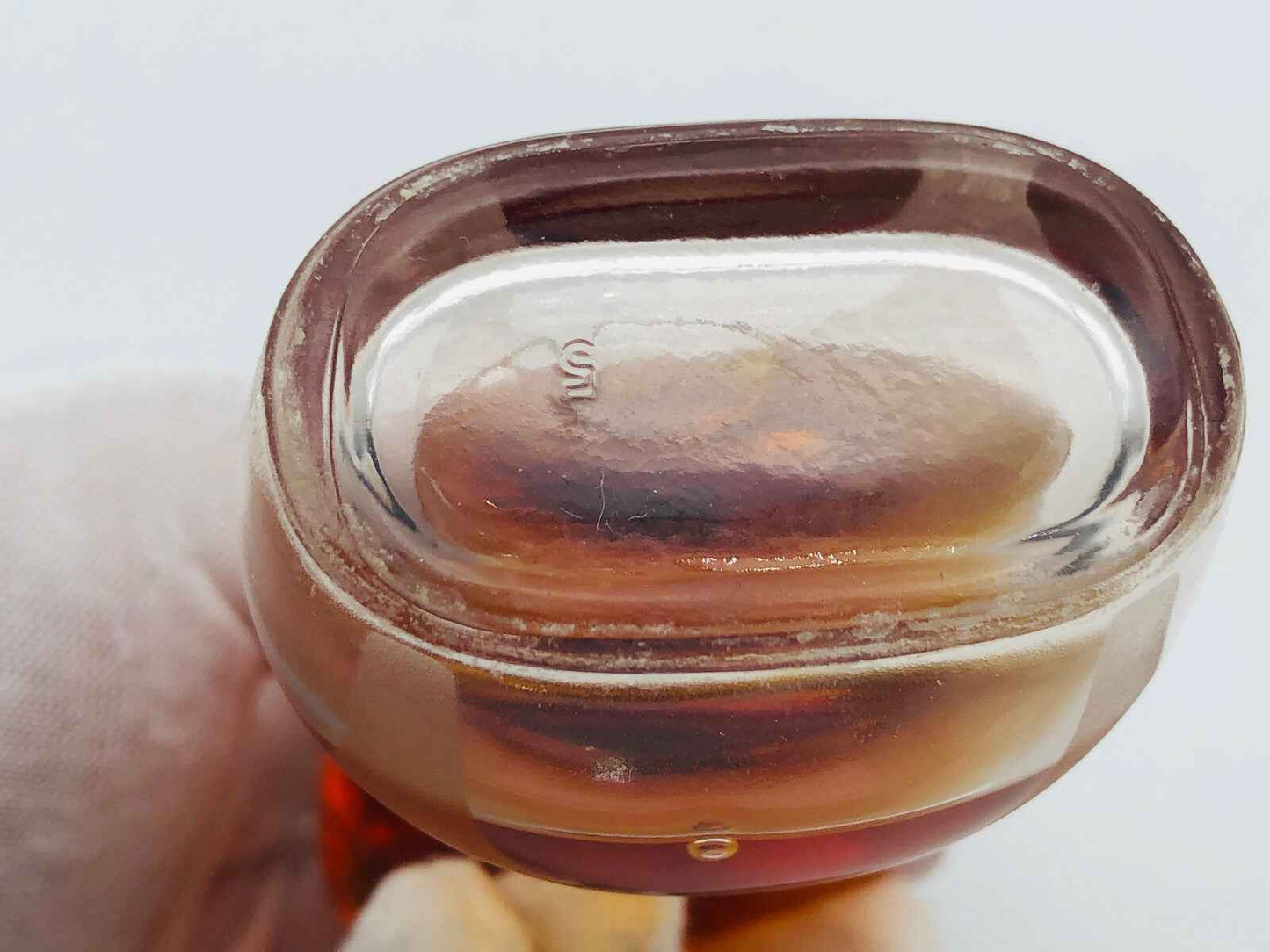 Dettaglio del tappo di Gaultier Classique Profumo con riflessi eleganti e design distintivo