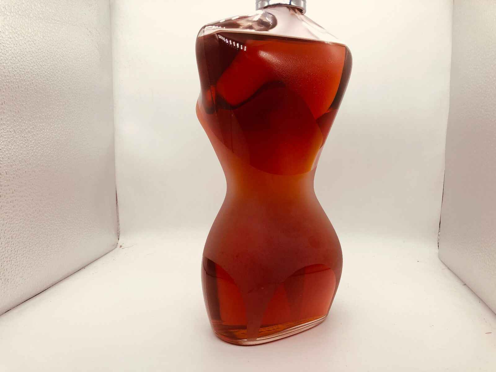 Bottiglia di Gaultier Classique Profumo Vintage con design sexy e tonalità calde