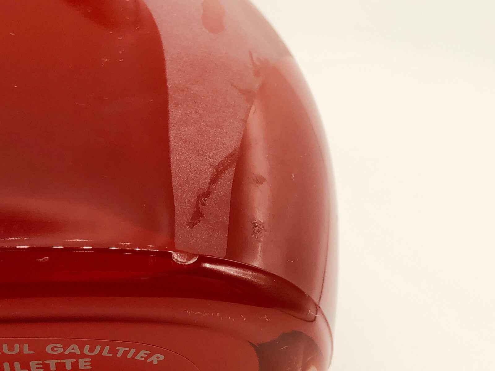 Flacone di Gaultier Classique Profumo Vintage in vetro rosso con design unico