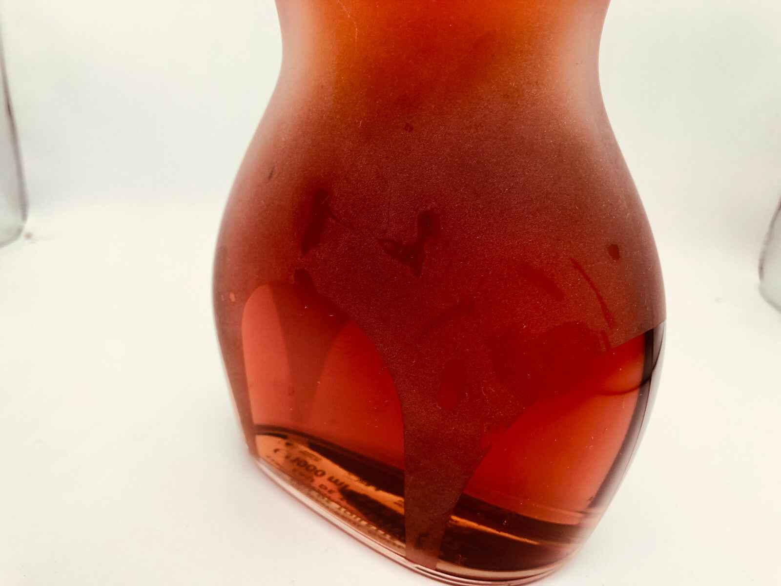 Bottiglia di Gaultier Classique Profumo Vintage in vetro dal design elegante con tonalità calde