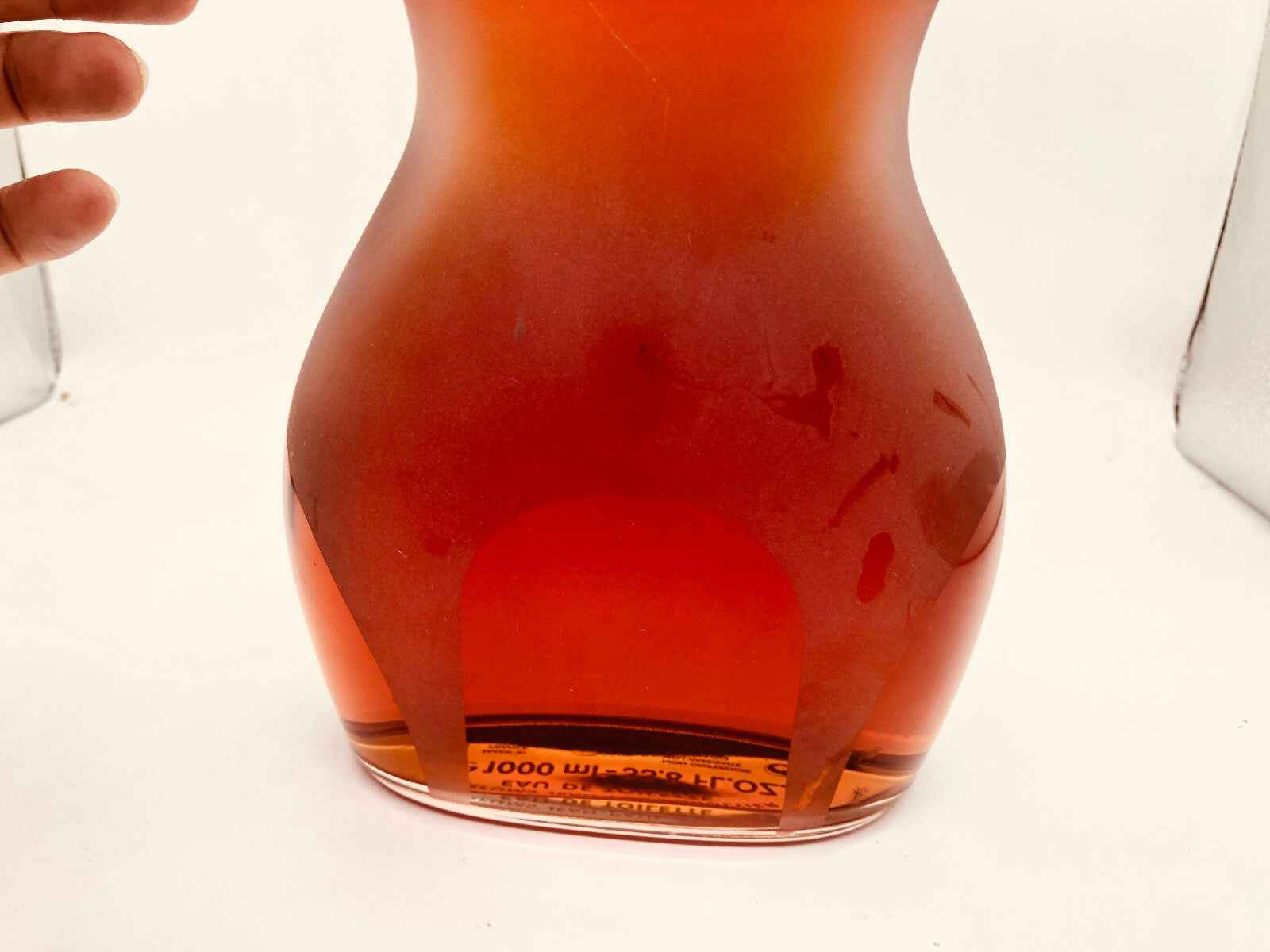Bottiglia di Gaultier Classique Profumo Vintage con design iconico e sfumature di colore caldo