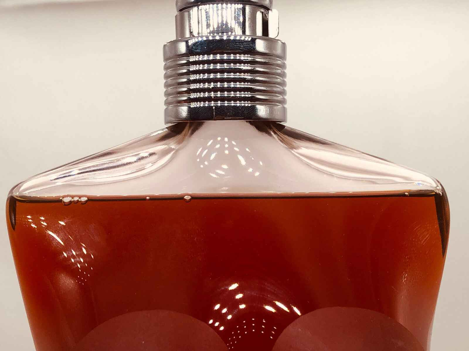 Flacone di Gaultier Classique Profumo Vintage con design elegante e profumo ambrato