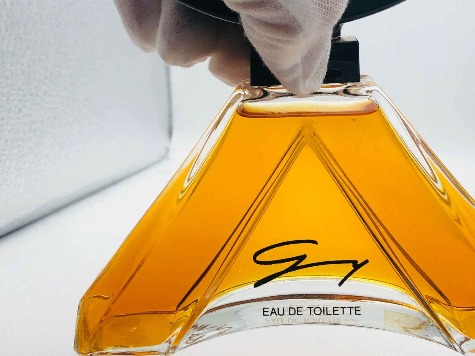 Flacone di profumo Genny Vintage Eau de Toilette con una forma unica e liquido dorato