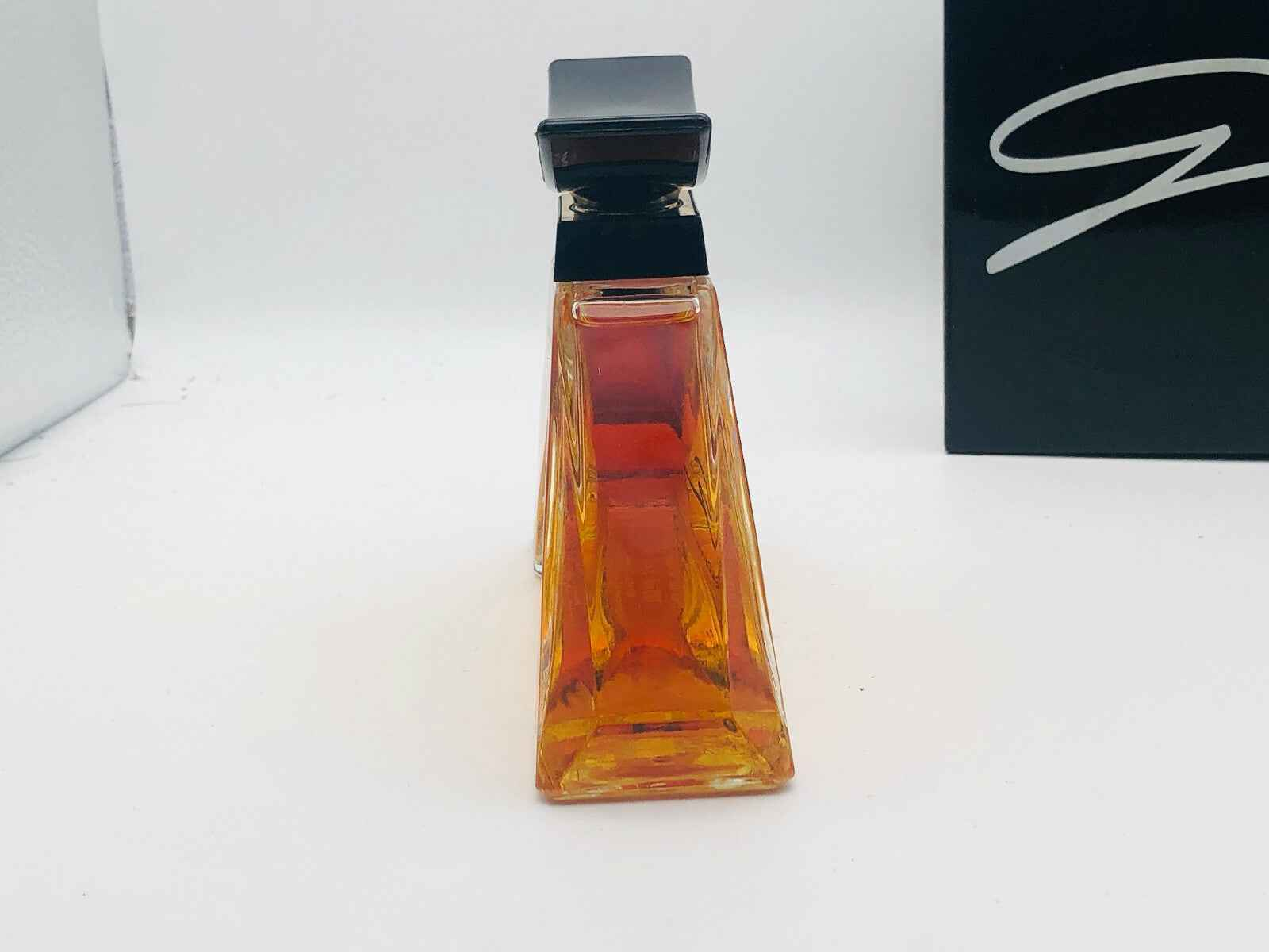 Flacone di profumo Genny Vintage con design elegante e colori caldi, ideale per un tocco di classe