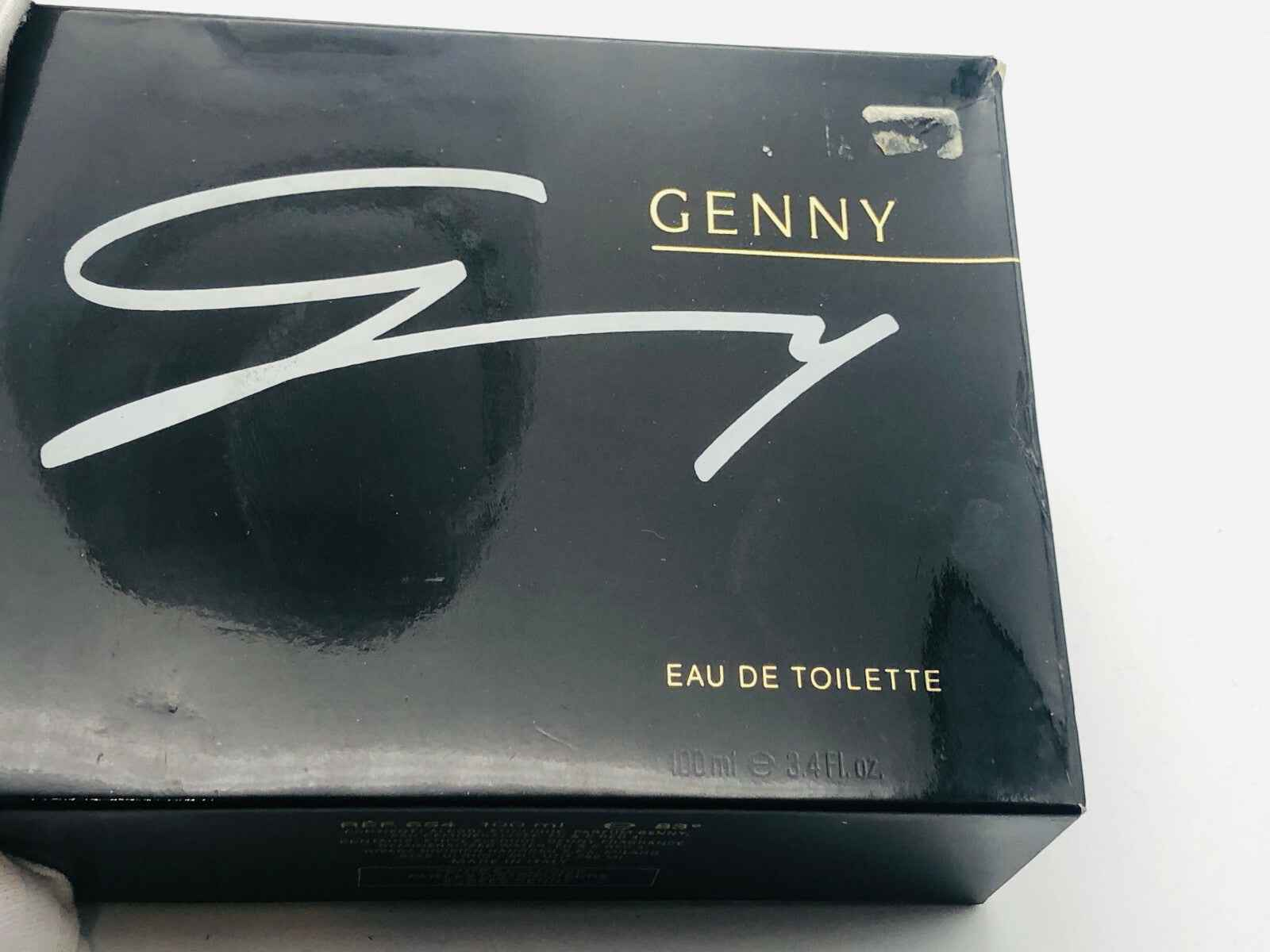 Confezione del Profumo Genny Vintage in elegante scatola nera per una fragranza sofisticata