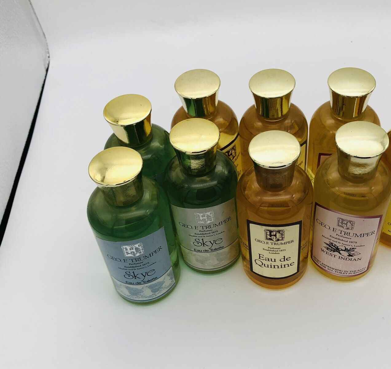 Set di otto profumi Geo F Trumper, tra cui Colonia Geo F Trumper, con tappi dorati